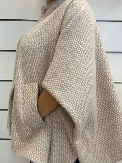 Cappetta 'Rosanna' in morbido tessuto beige con maniche ampie e tasca laterale