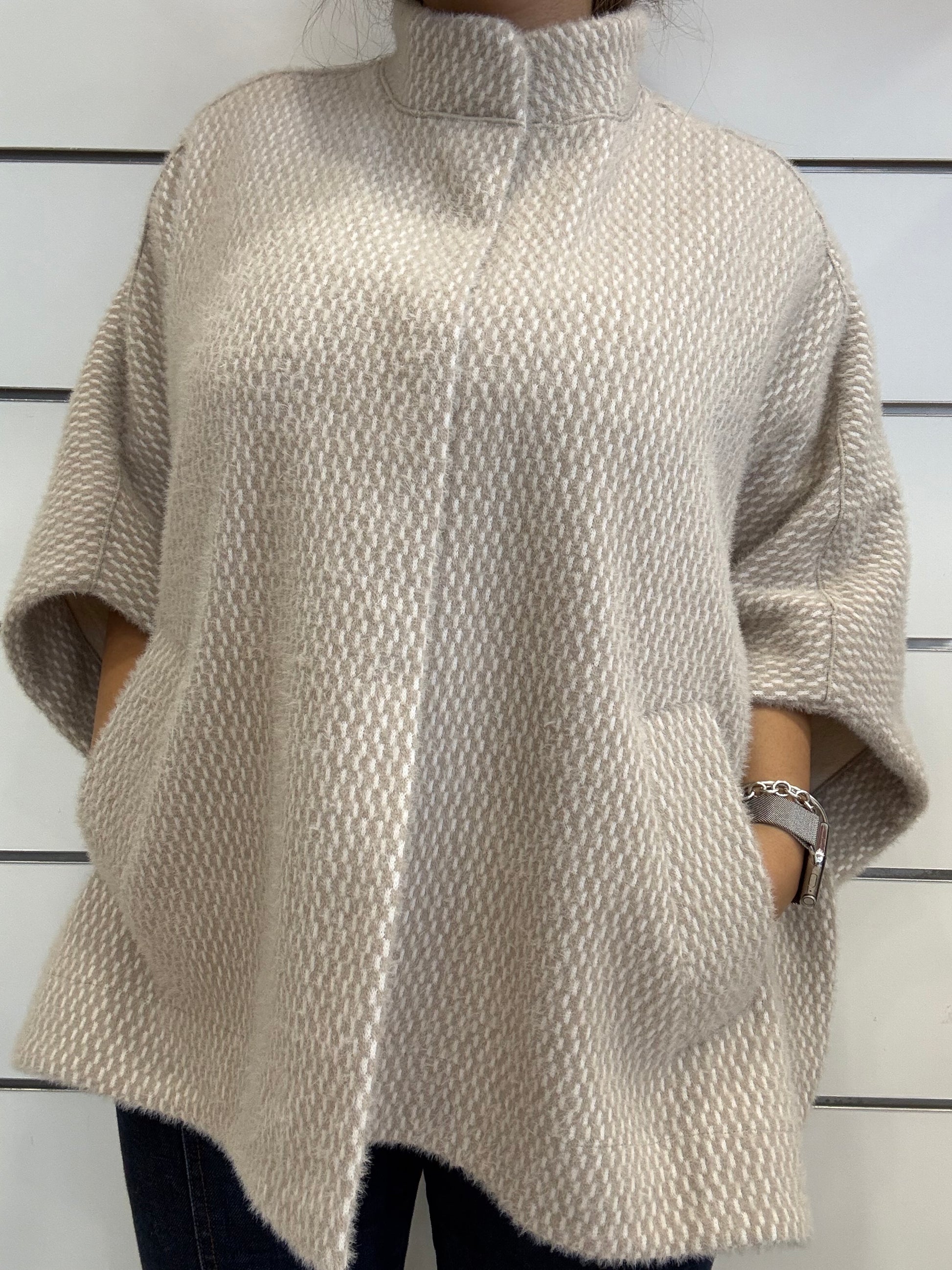 Cappetta 'Rosanna' in beige con maniche ampie e tasche per un look elegante e comodo