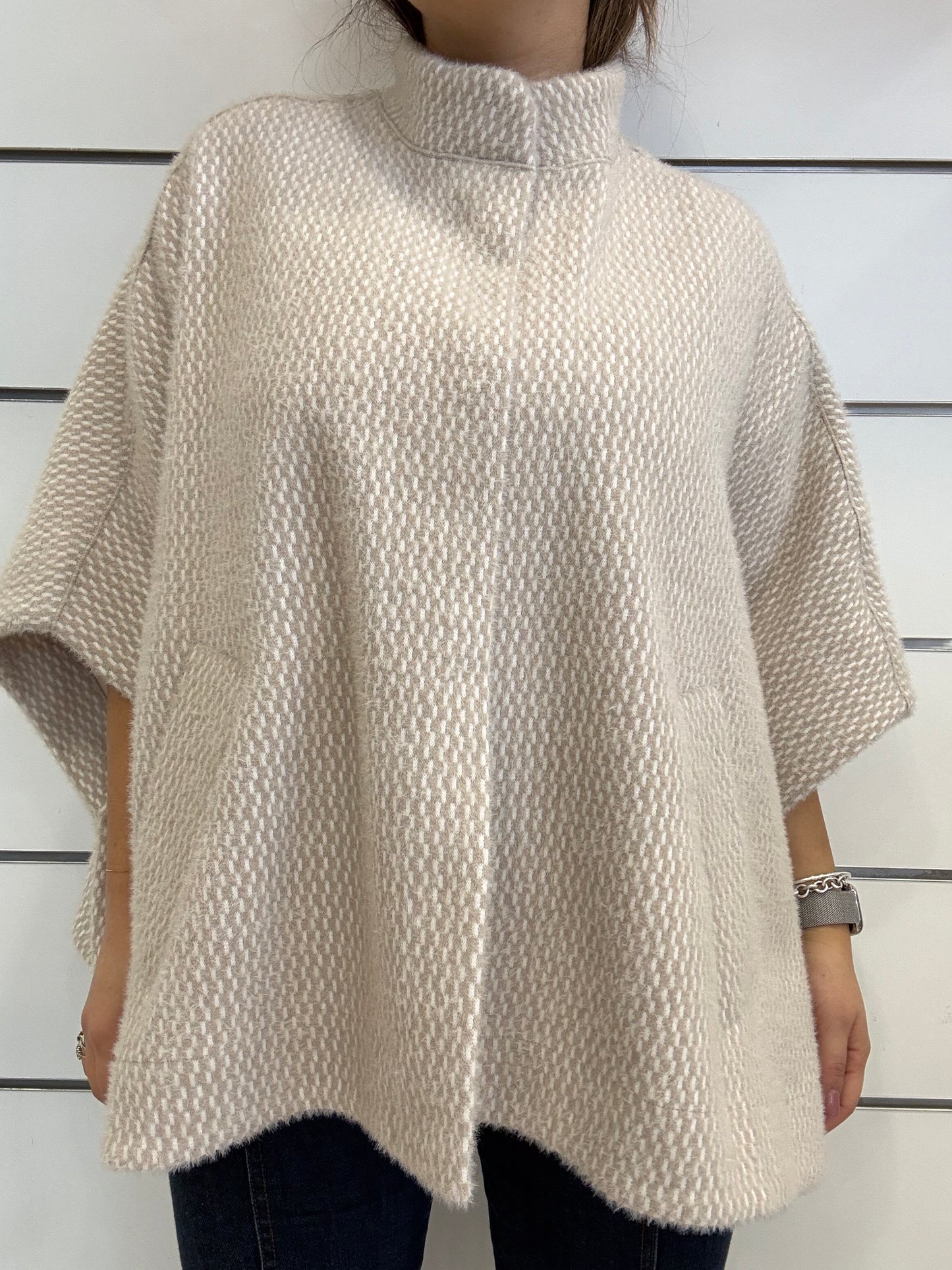 Cappetta 'Rosanna' in morbido tessuto beige con colletto alto e design comodo per l'autunno