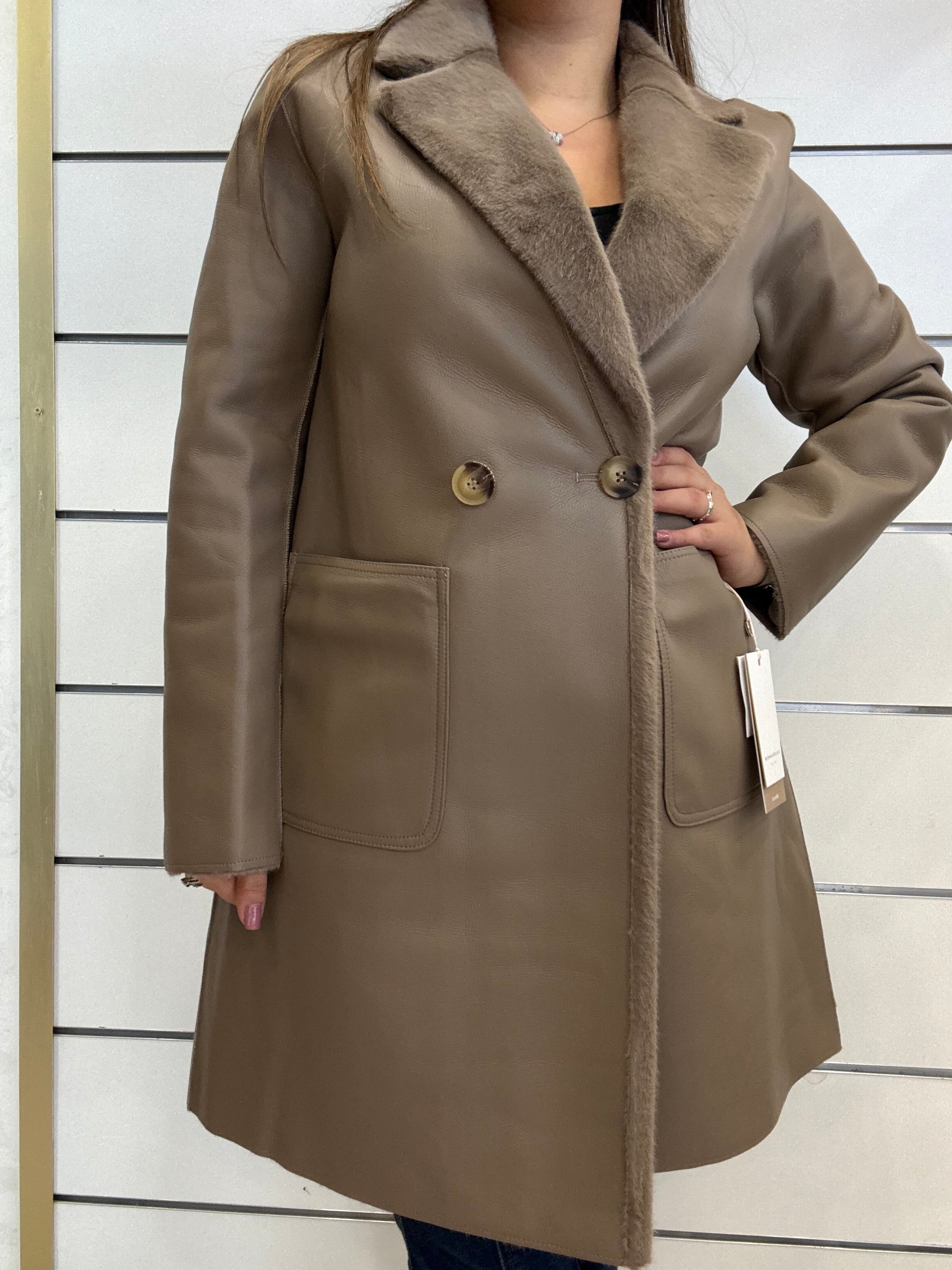 Cappotto reversibile ecopelle-ecopelliccia di RINO E PELLE in tonalità beige con dettagli morbidi