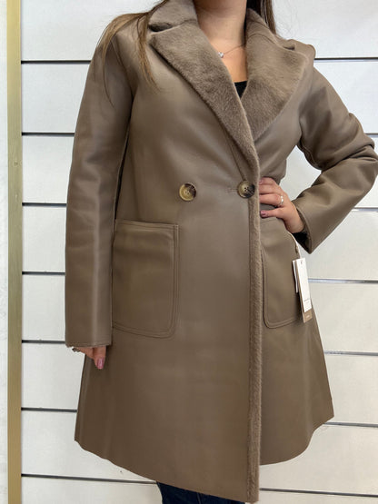 Cappotto reversibile ecopelle-ecopelliccia di RINO E PELLE in tonalità beige con dettagli morbidi