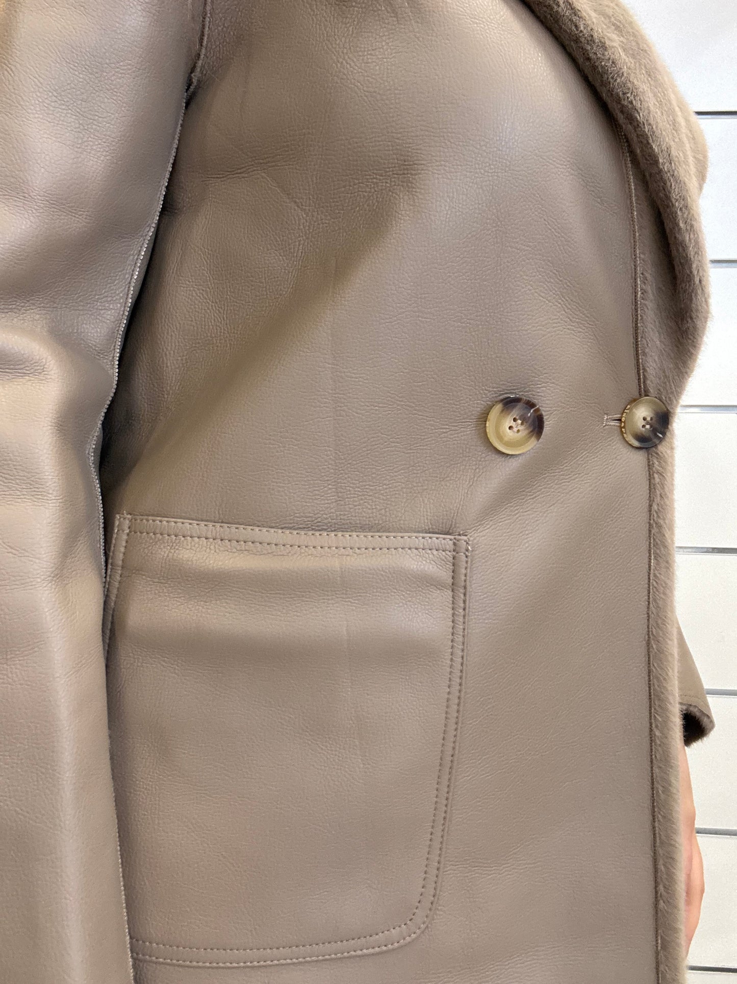 Cappotto reversibile (ecopelle-ecopelliccia) RINO E PELLE con bottoni e tasca laterale in ecopelle chiara