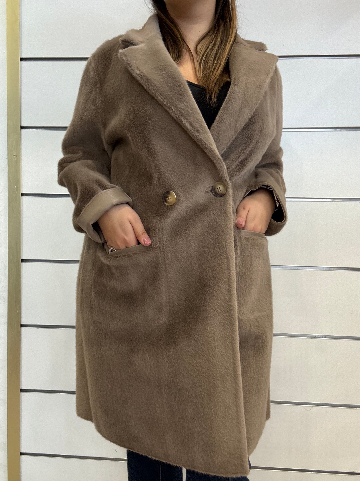 Cappotto reversibile ecopelle-ecopelliccia marrone con tasche e bottoni di RINO E PELLE