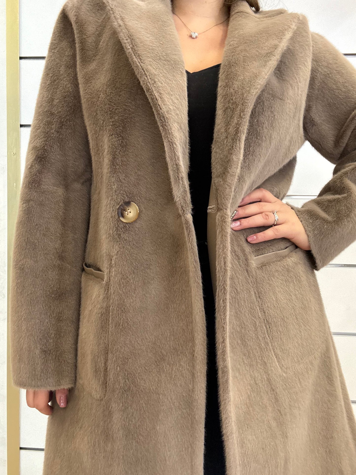 Cappotto reversibile ecopelle-ecopelliccia di RINO E PELLE in morbido tessuto beige con bottoni e tasche