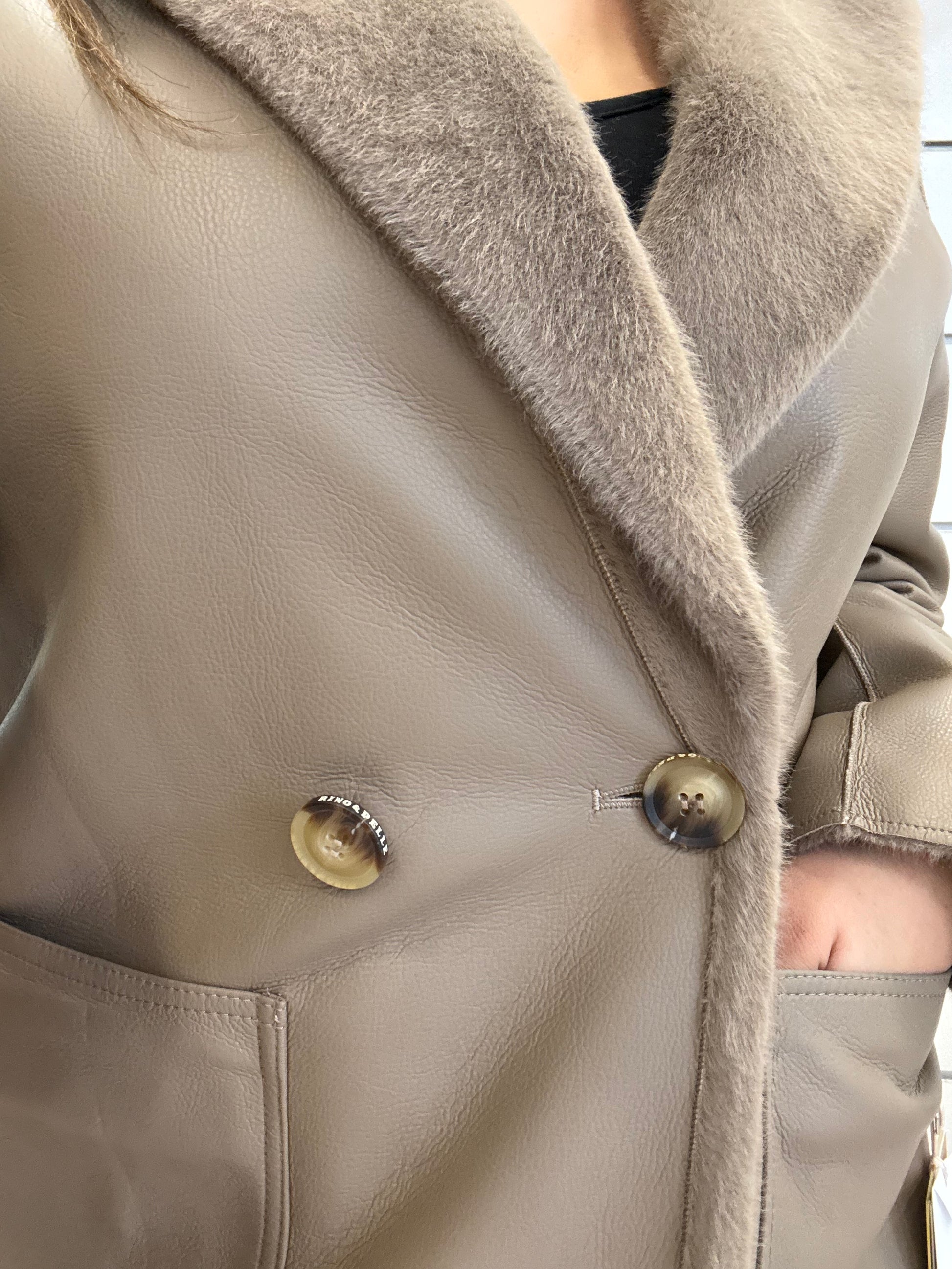Cappotto reversibile in ecopelle e ecopelliccia con colletto morbido e bottoni decorativi