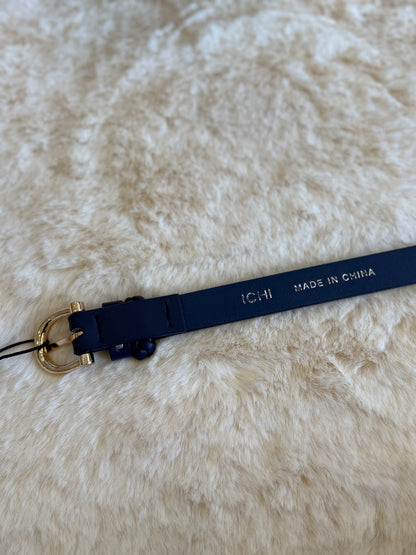 Cintura ecopelle blu hardware oro di ICHI con fibbia dorata su sfondo morbido