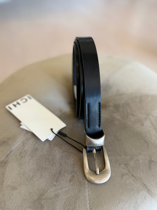 Cintura ecopelle nera hardware argento ICHI su un supporto elegante