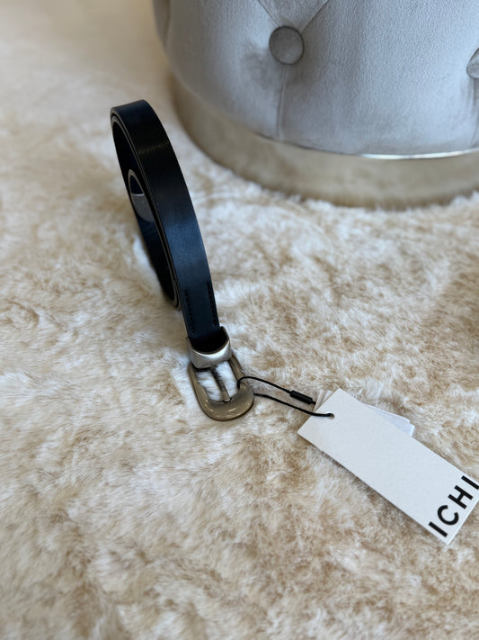 Cintura ecopelle nera hardware argento con dettagli eleganti, perfetta per ogni outfit