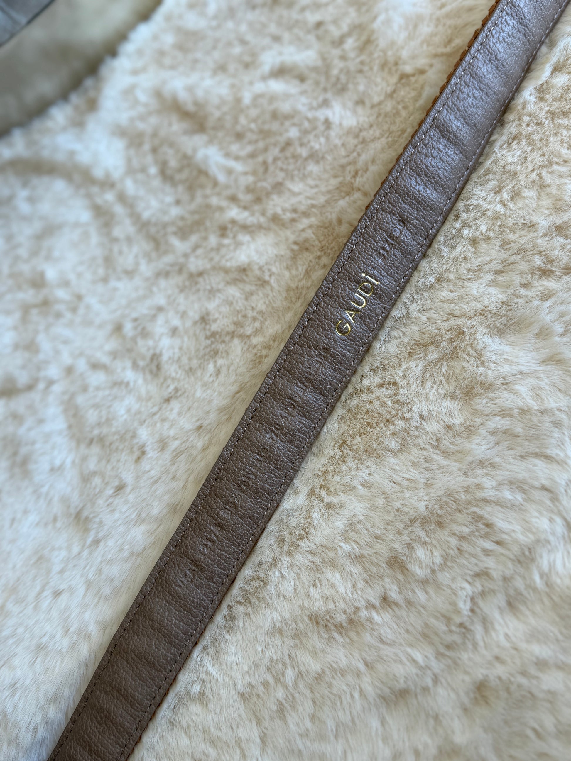 Cintura marrone intrecciata 3cm di Gaudì in morbido materiale per un look elegante