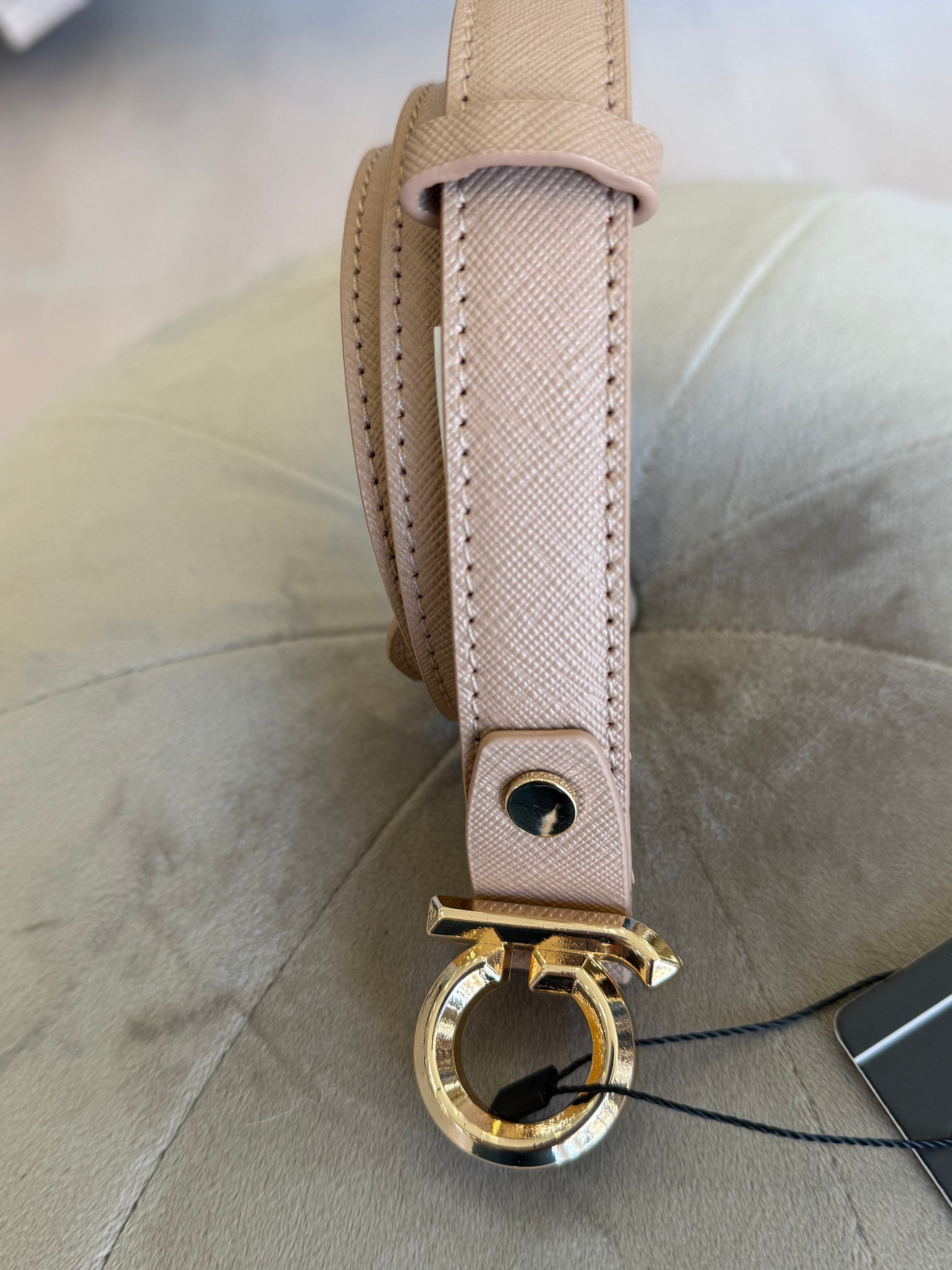 Cintura elegante Gaudì in tonalità beige con dettaglio dorato perfetta per un cofanetto regalo elegante
