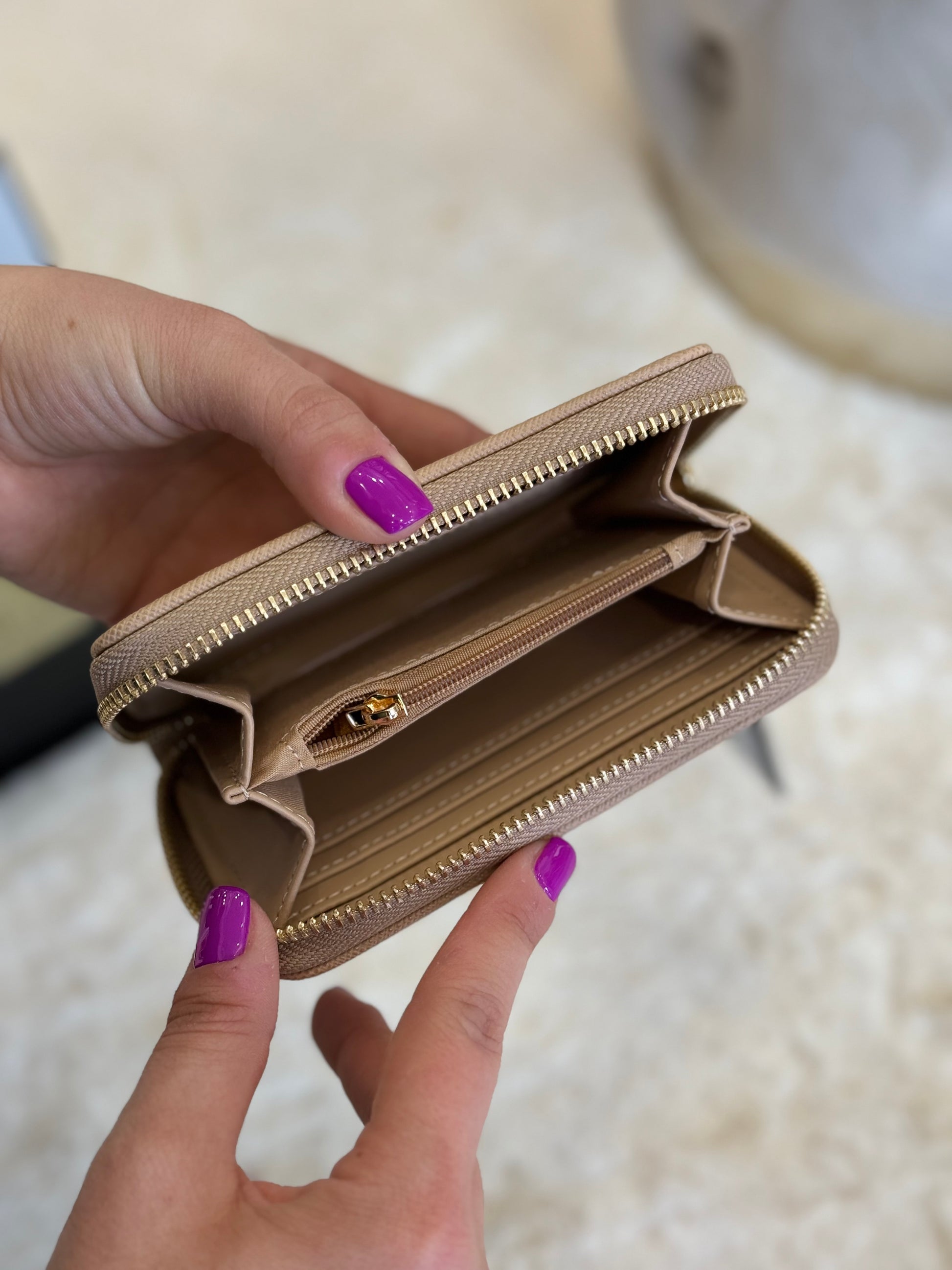 Interno del portafoglio Gaudì con scomparti e cerniera, ideale come cofanetto regalo elegante