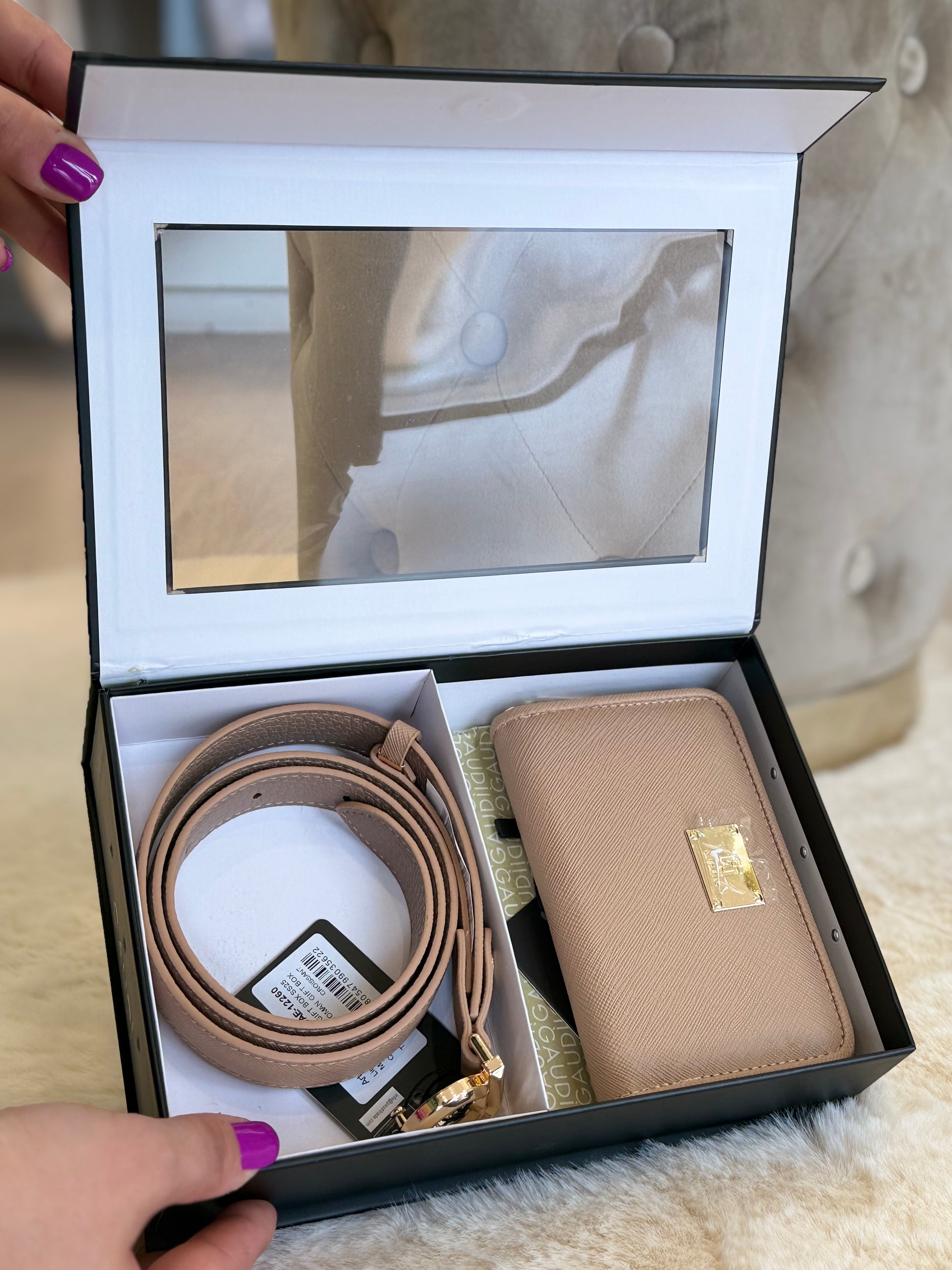 Cofanetto regalo elegante con portafoglio rosa e cintura abbinata di Gaudì in una confezione raffinata
