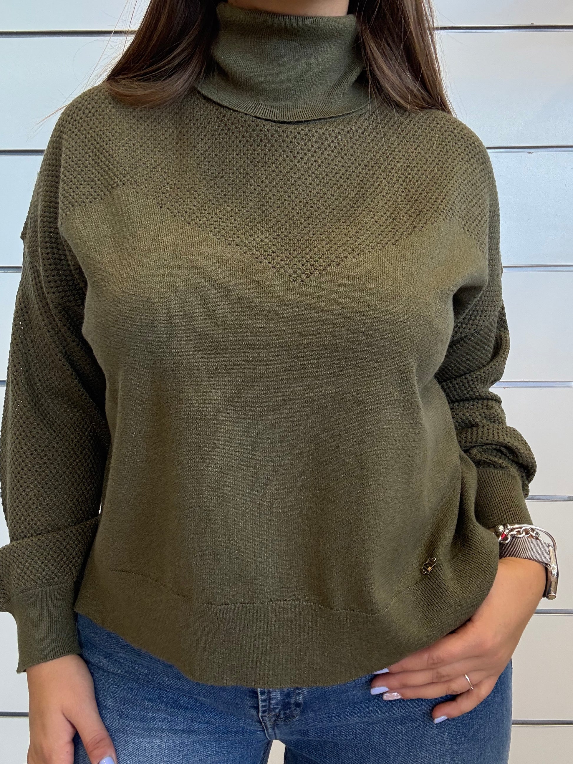 Dolcevita da donna in filato lurex verde oliva con design a rilievo e maniche lunghe