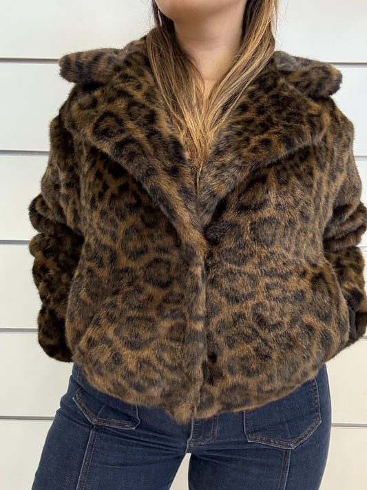 Giacca ecopelliccia maculata di Molly Bracken con taglio moderno e morbido pelo per un look elegante