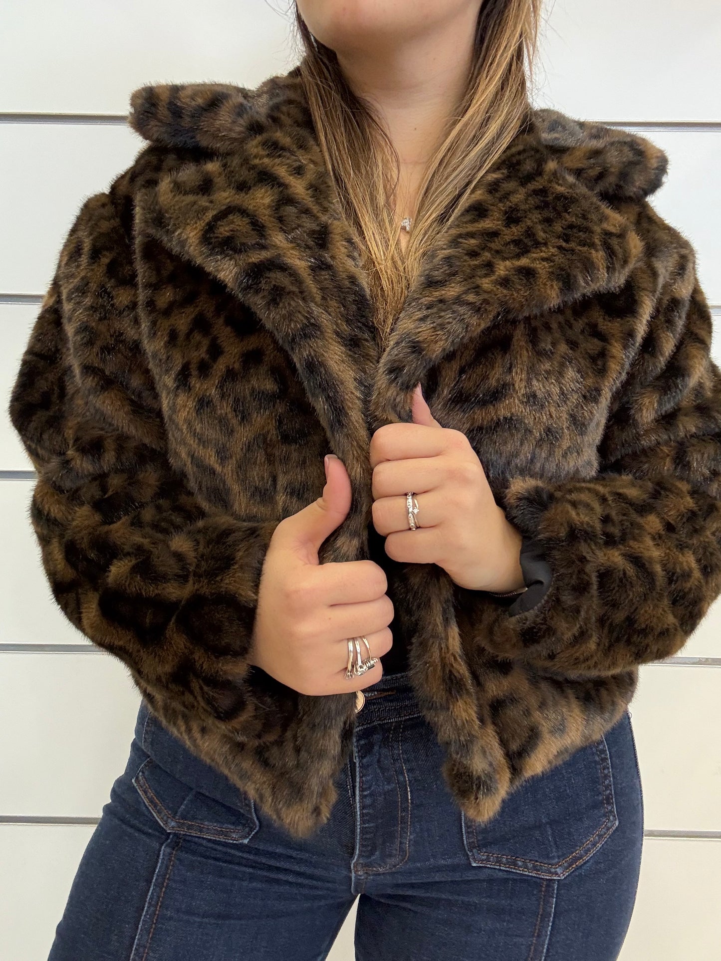 Giacca in ecopelliccia maculata di Molly Bracken con manche ampie e colletto morbido