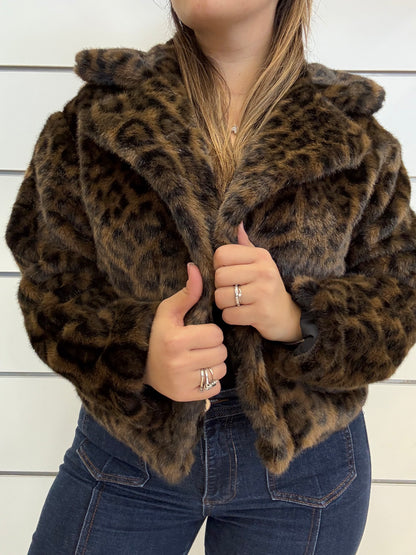 Giacca in ecopelliccia maculata di Molly Bracken con manche ampie e colletto morbido