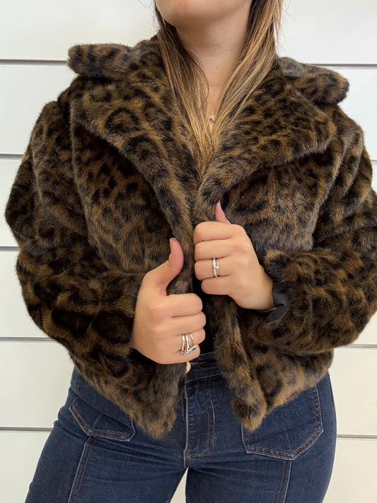 Giacca in ecopelliccia maculata di Molly Bracken con manche ampie e colletto morbido