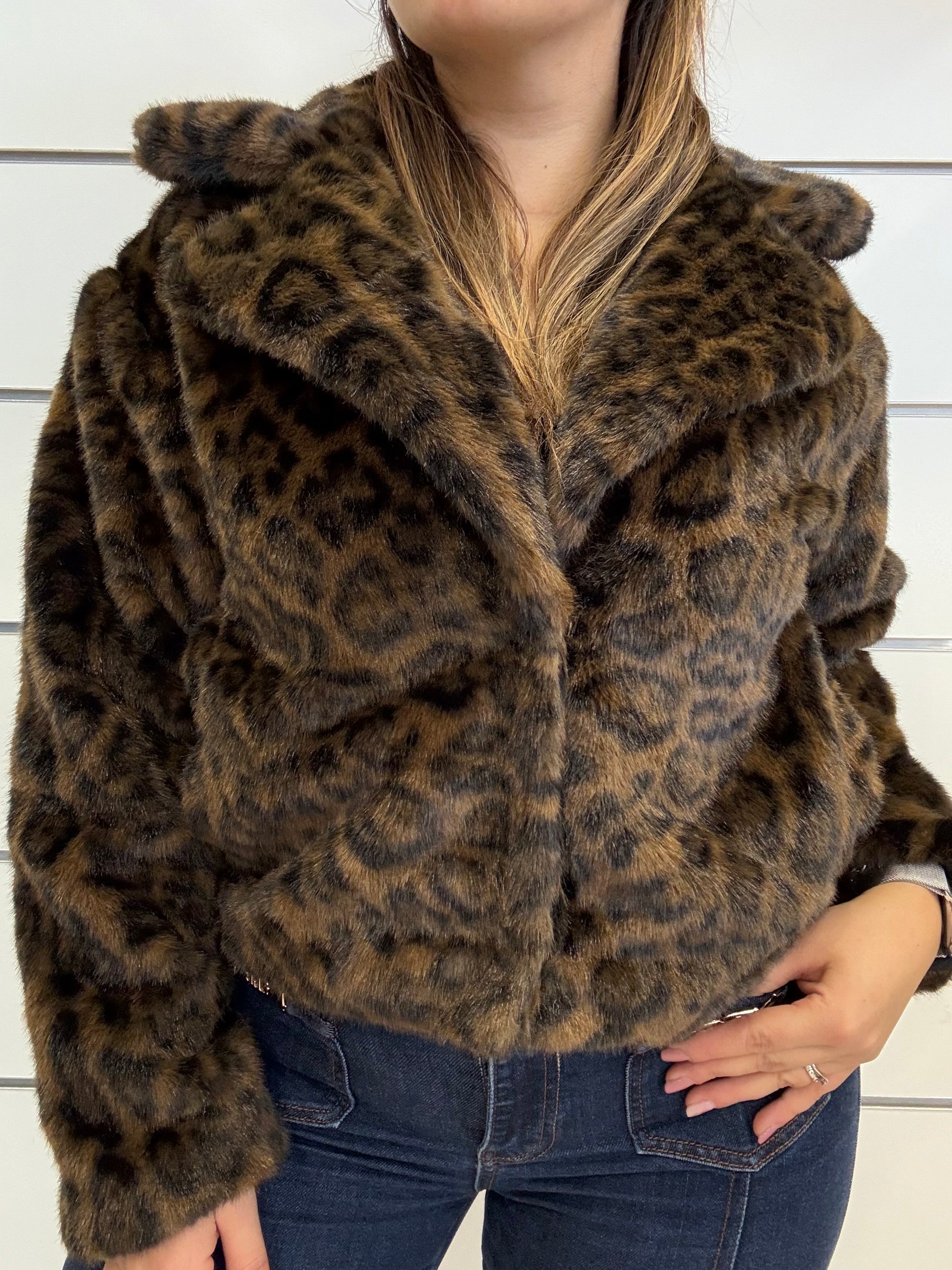 Ecopelliccia maculata di Molly Bracken, giacca morbida con motivo leopardo, perfetta per un look elegante.