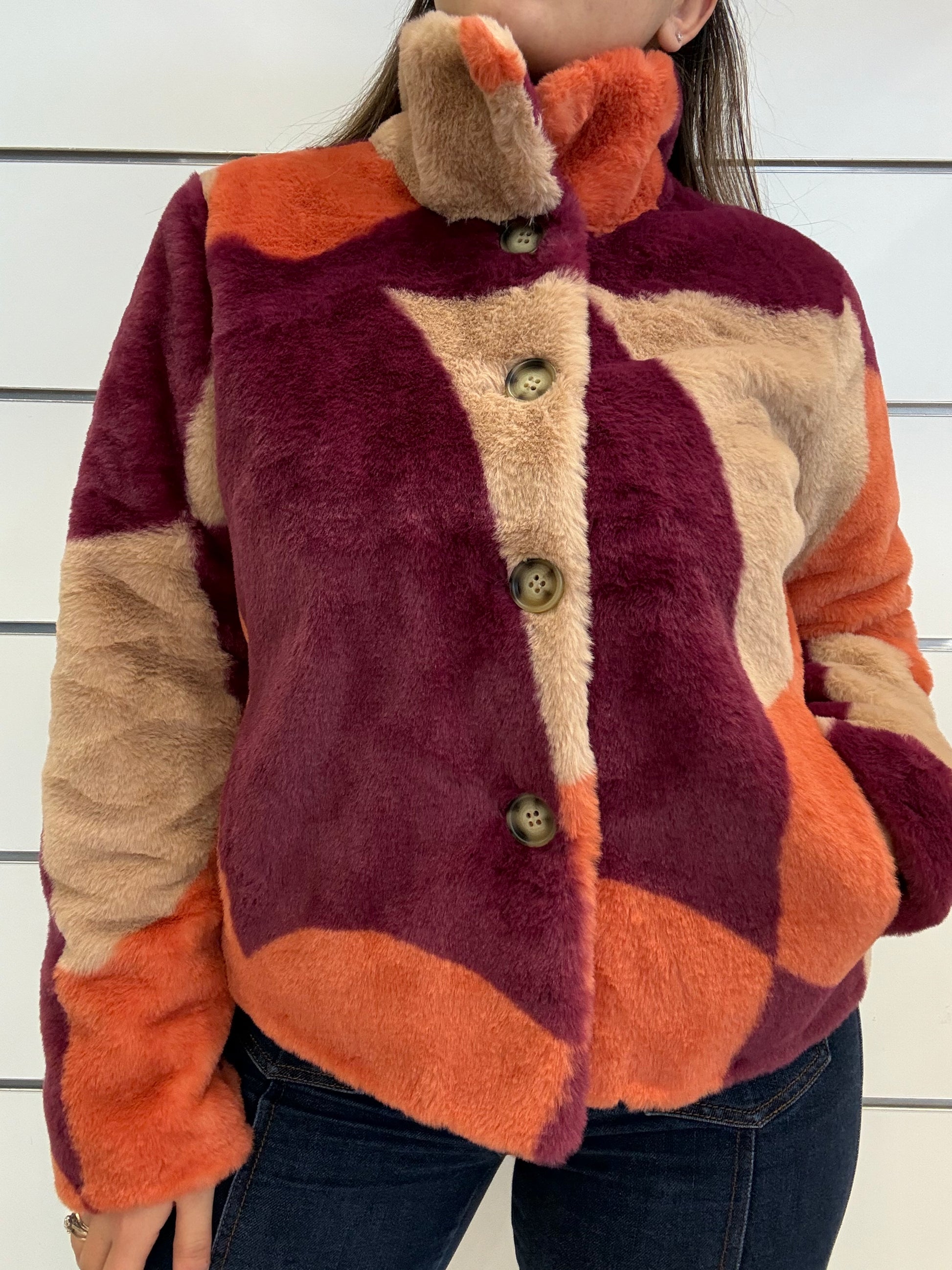 Ecopelliccia multicolor di RINO E PELLE con bottoni, design moderno e caldo per l'inverno