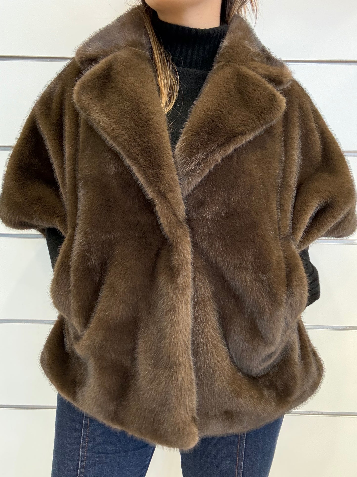 Cappetta ecopelliccia smanicata donna in marrone con tasche e colletto ampio