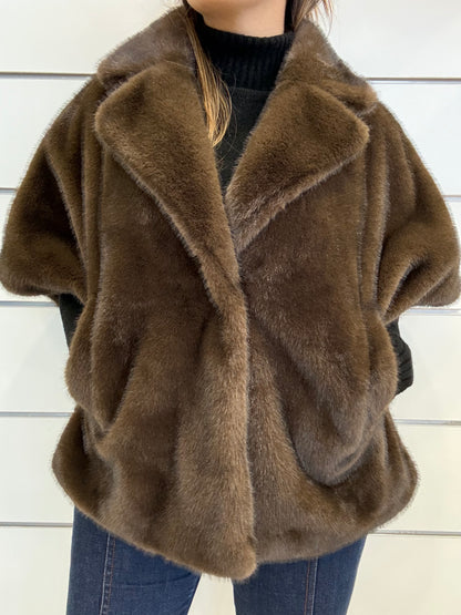 Cappetta ecopelliccia smanicata donna in marrone con tasche e colletto ampio