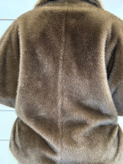 Cappetta ecopelliccia smanicata donna in morbido pellicciotto marrone chiaramente visibile sul retro