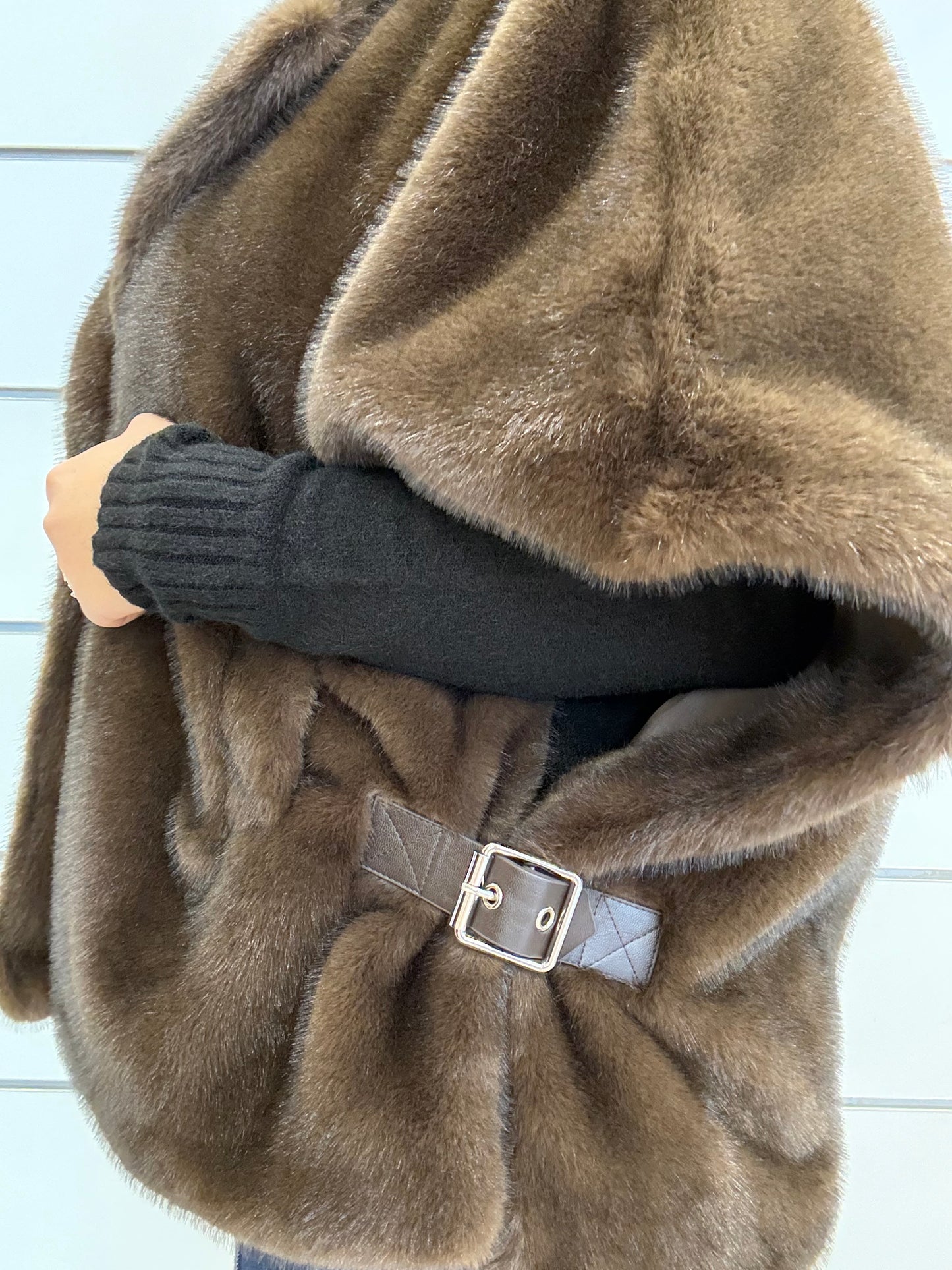 Cappetta ecopelliccia smanicata donna in tonalità marrone con cintura decorativa