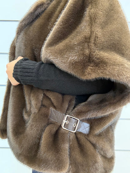 Cappetta ecopelliccia smanicata donna in tonalità marrone con cintura decorativa