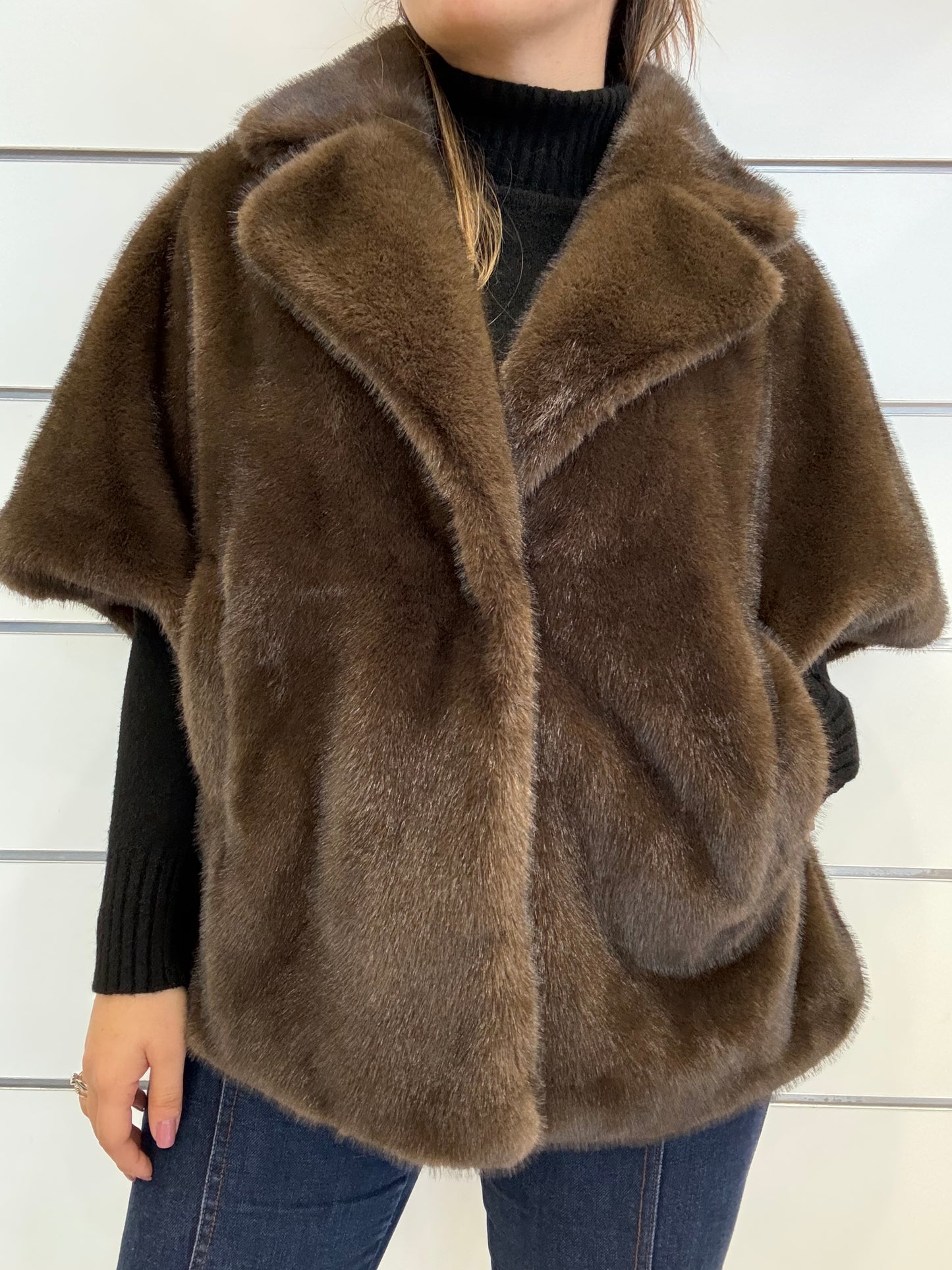 Cappetta ecopelliccia smanicata donna in tonalità marrone con colletto e tasche laterali