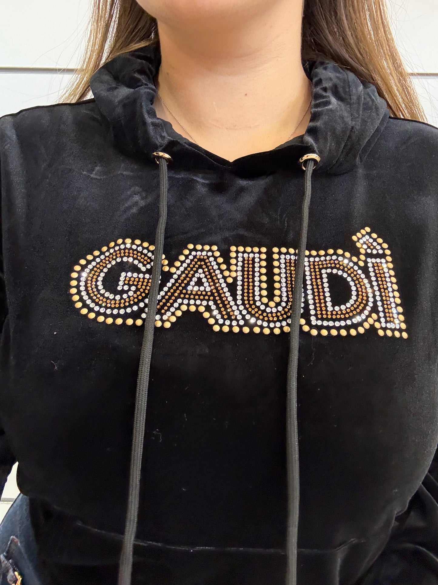 Felpa nera da donna in ciniglia con cappuccio e strass di Gaudì, ideale per look casual e trendy