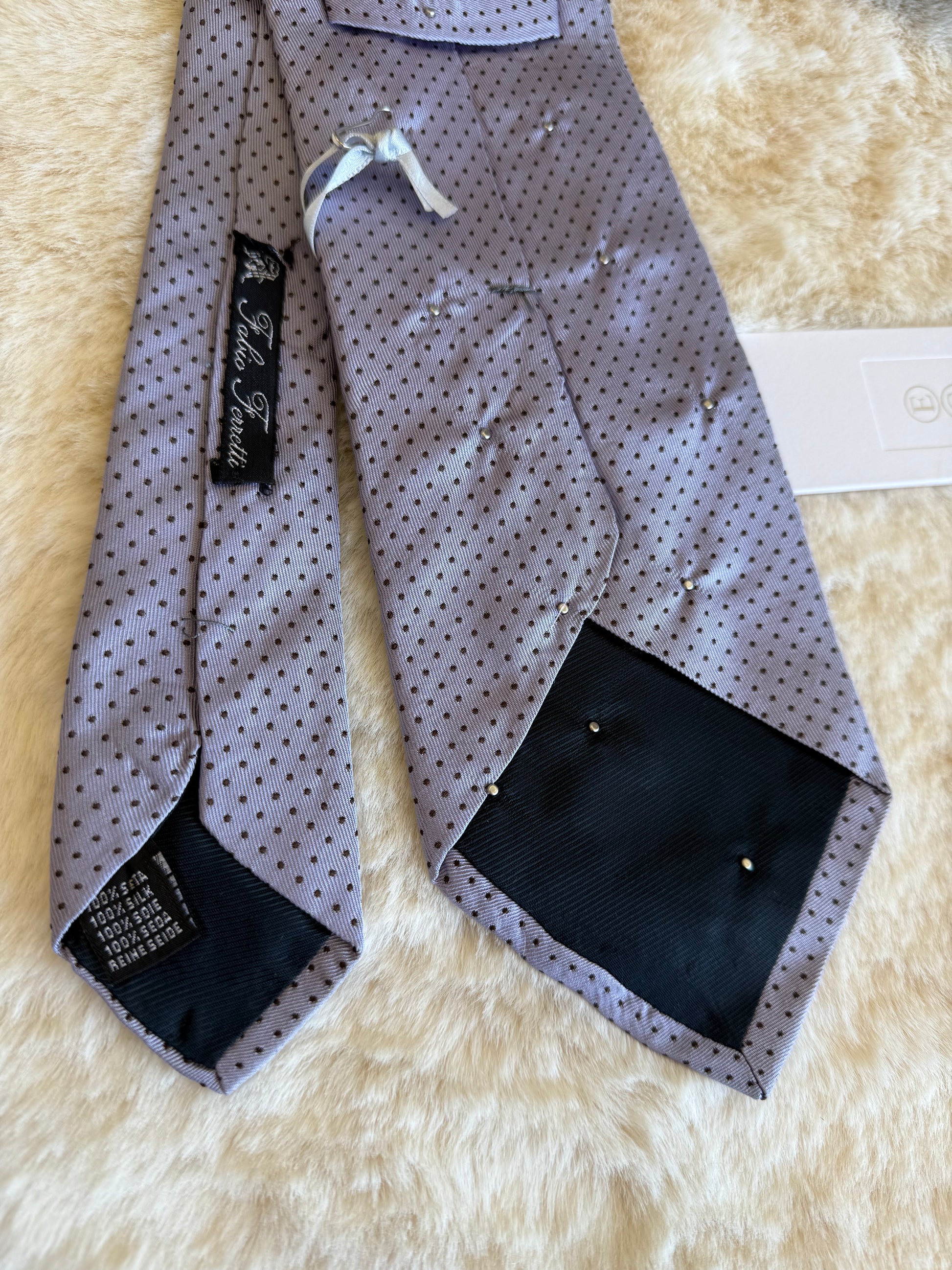 Cravatta elegante da donna ECO con pois, perfetta per look raffinati e occasioni speciali