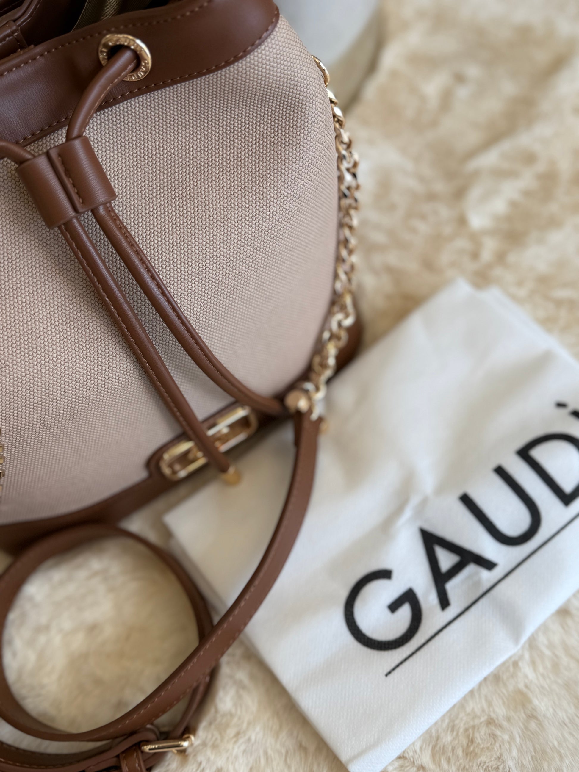 Borsa a secchiello Gaudì in tessuto beige con dettagli in pelle marrone e tracolla in catena