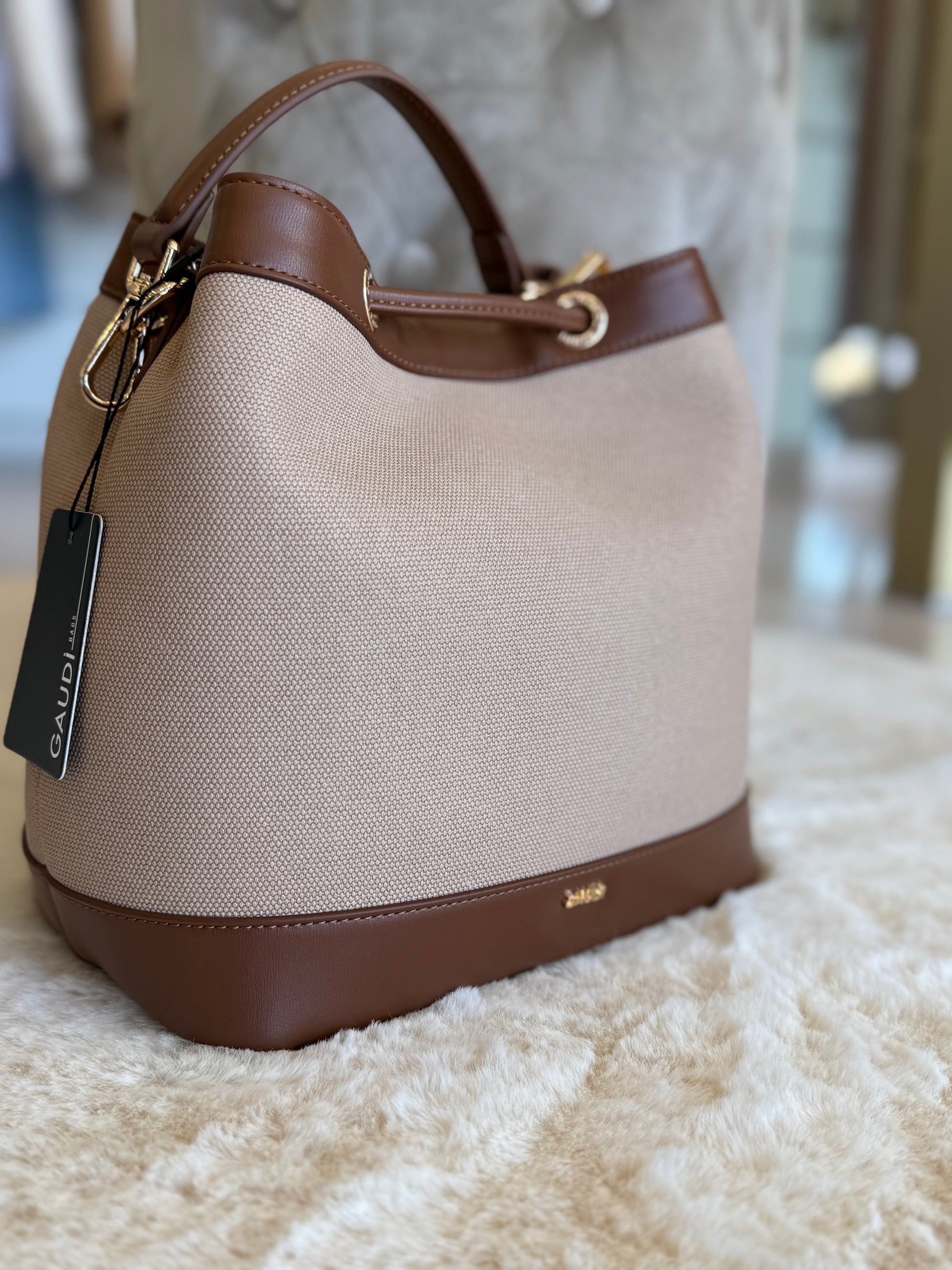 Borsa a secchiello Gaudì in tessuto beige con dettagli marroni per uno stile elegante e moderno