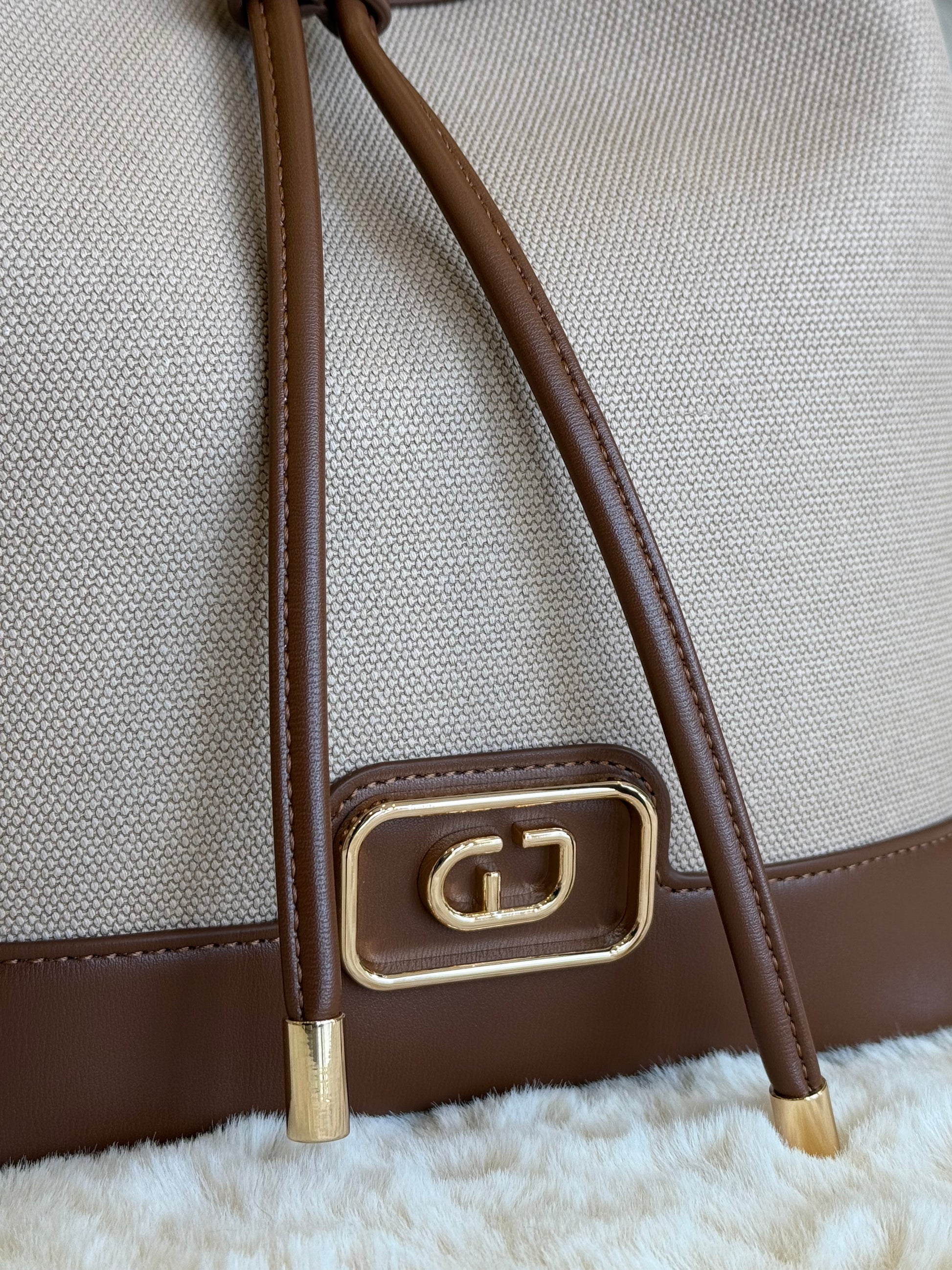 Borsa a secchiello Gaudì con dettagli in oro e manici in pelle marrone