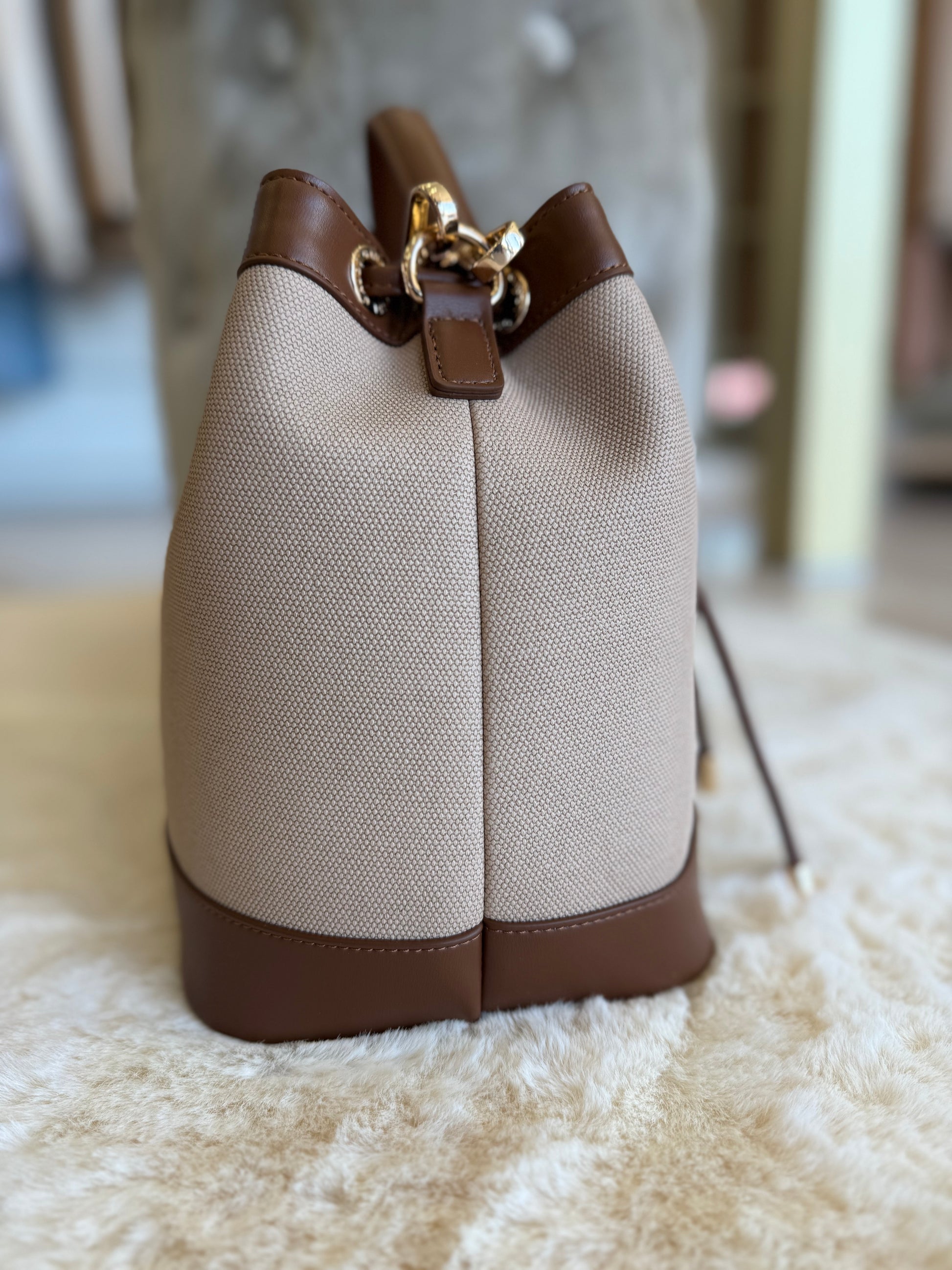 Borsa a secchiello Gaudì in tessuto beige con dettagli in pelle marrone e chiusura elegante