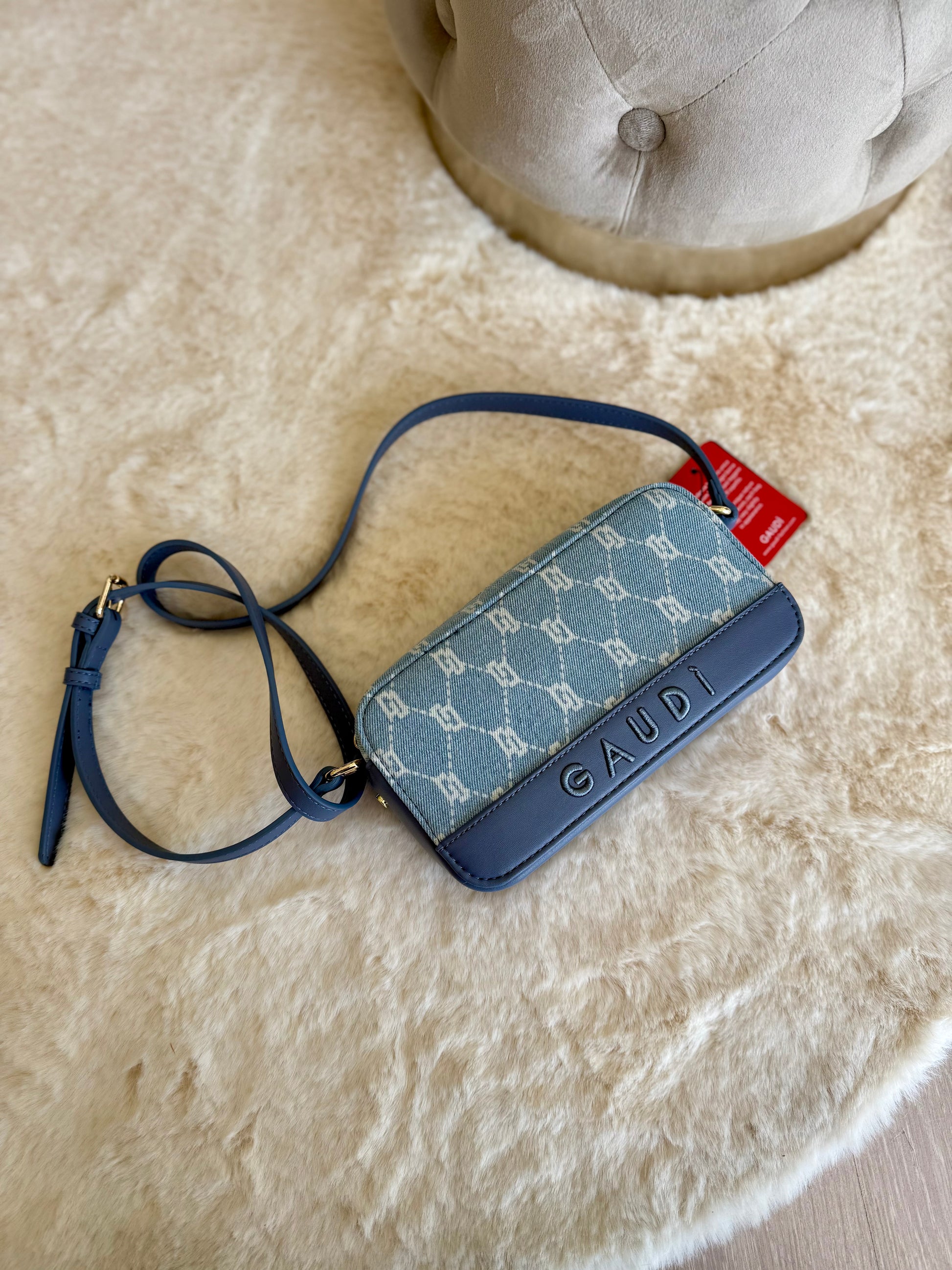 Borsa crossbody in denim con logo di Gaudì, modello elegante e pratico per ogni occasione.