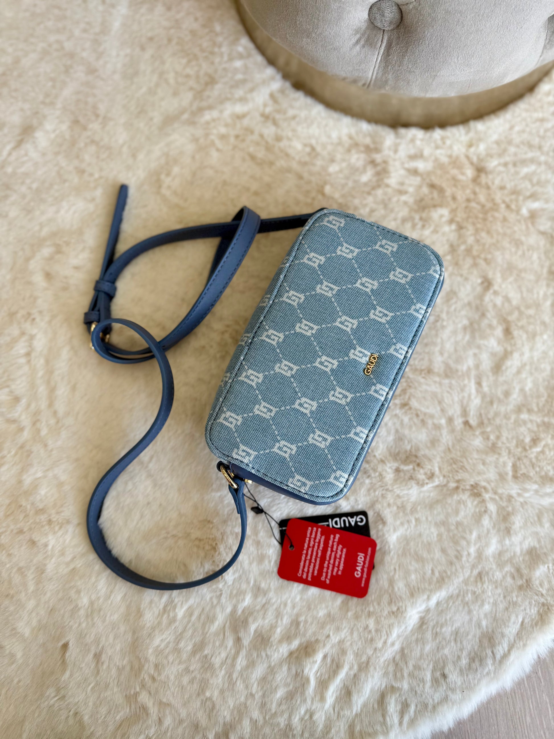 Borsa crossbody in denim con logo Gaudì, perfetta per look casual e moderni.