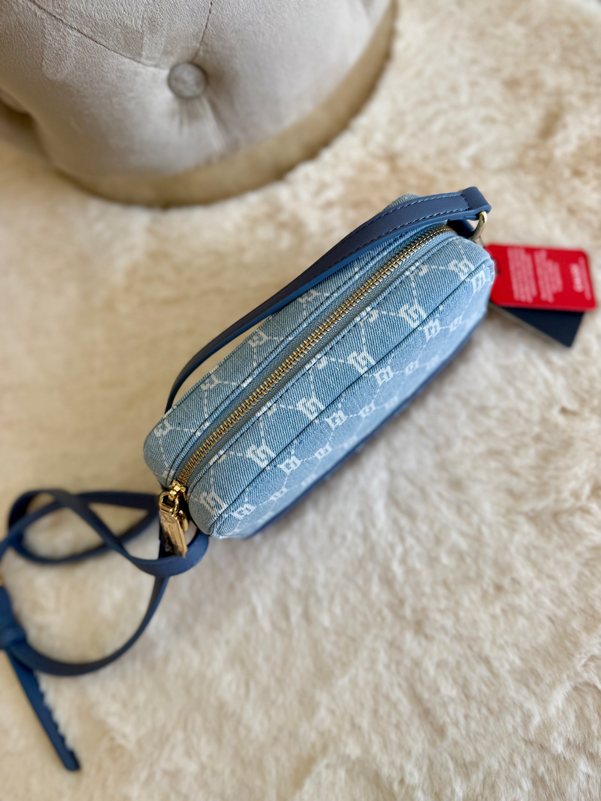 Borsa crossbody in denim con logo Gaudì, design elegante e chiusura con zip dorata