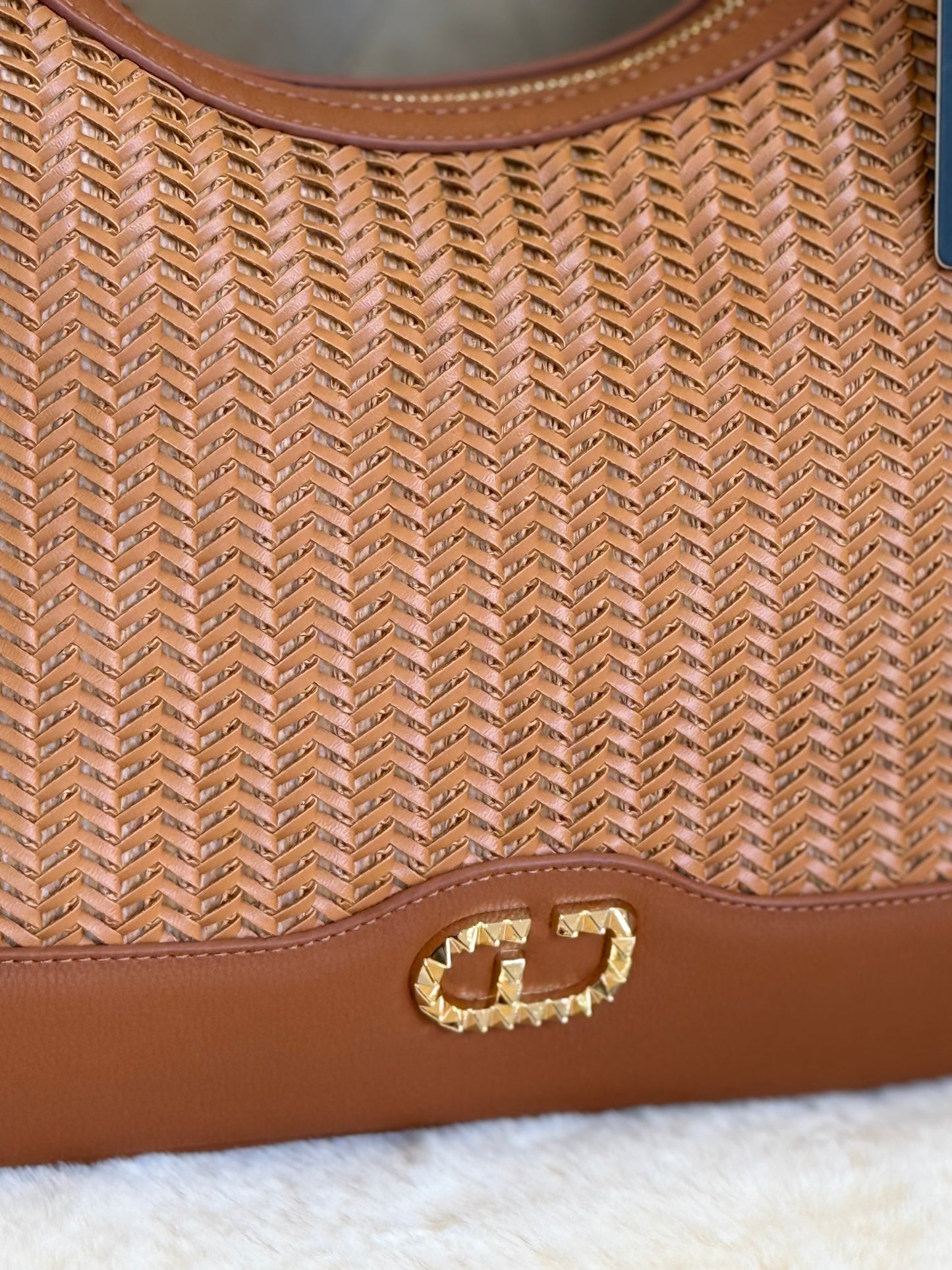 Borsa hobo marrone Gaudì in tessuto intrecciato con dettagli dorati per uno stile raffinato.