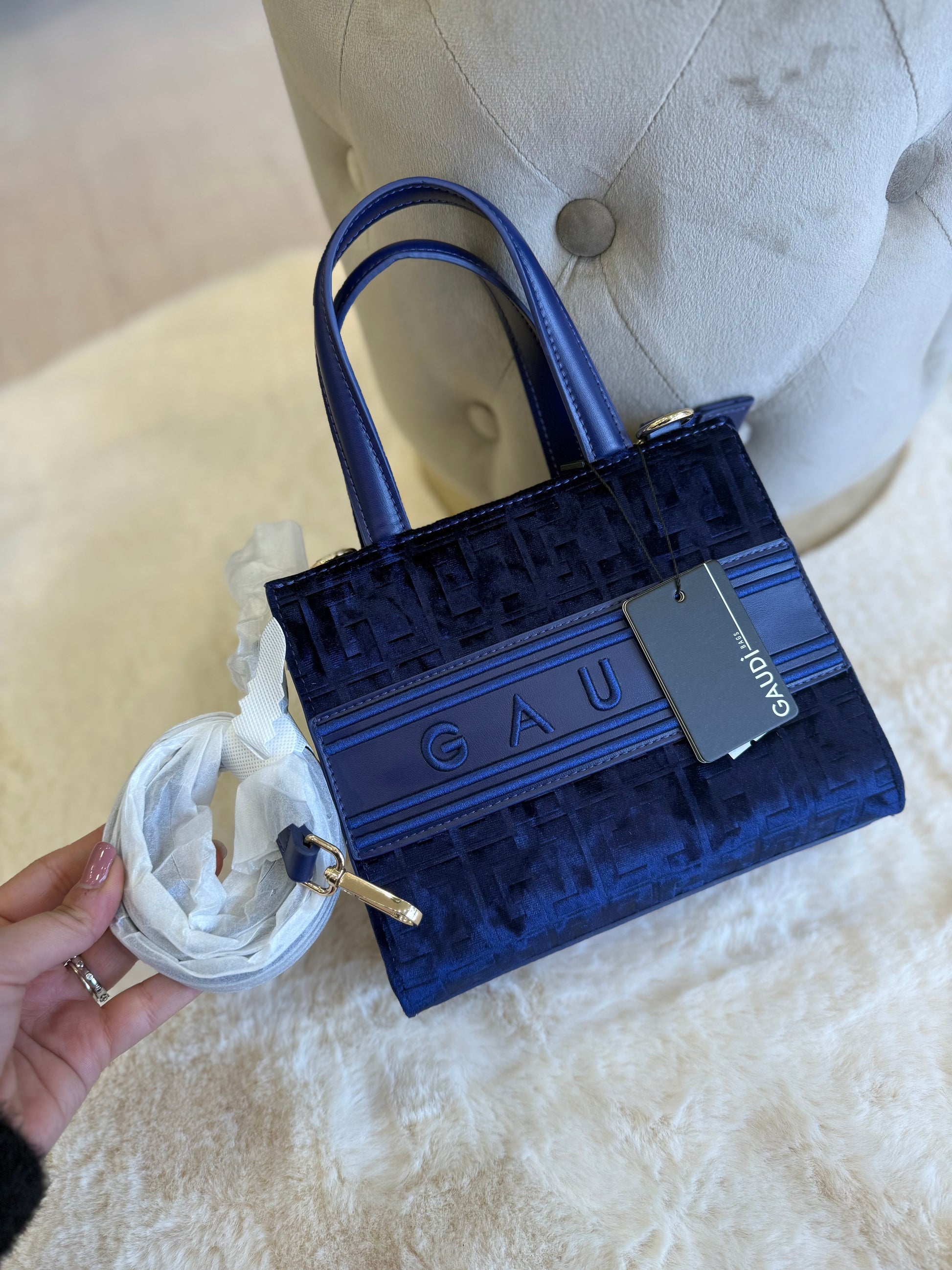 Borsa top handle blu in velluto di Gaudì con design elegante e manici ben strutturati