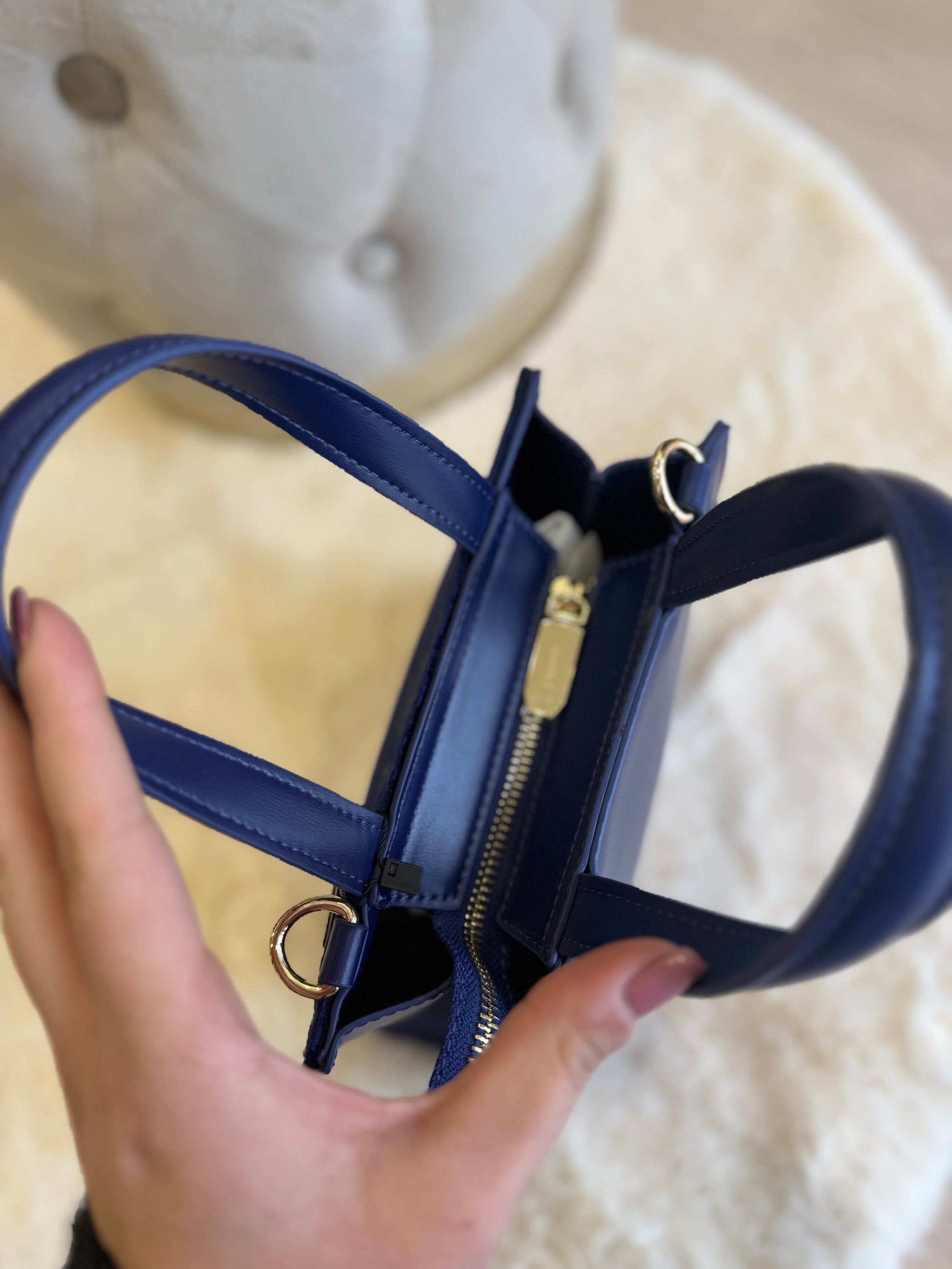 Borsa top handle blu in velluto di Gaudì, design elegante con manici e zip interna per la sicurezza