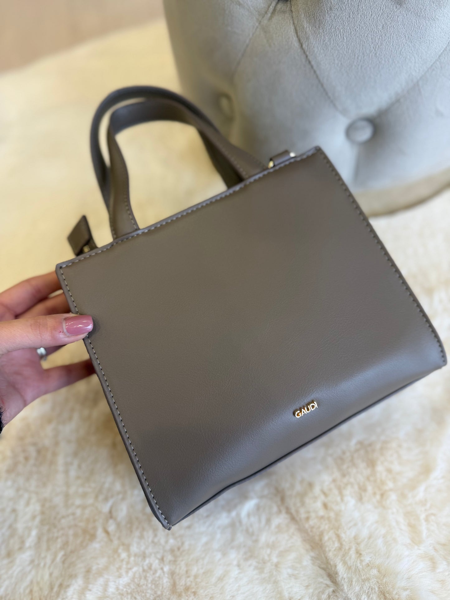 Borsa top handle tortora in velluto Gaudì con dettaglio logo dorato sul davanti