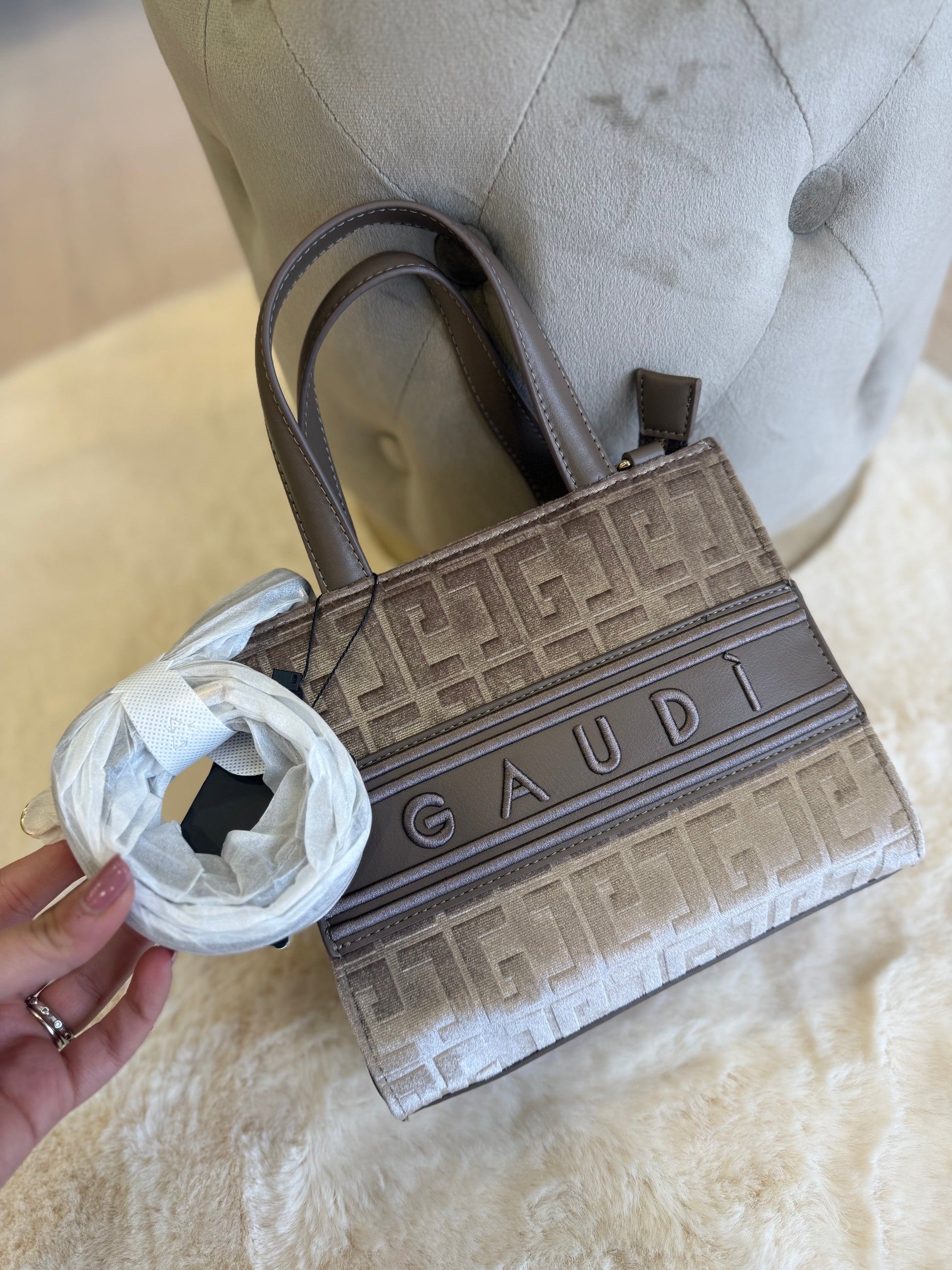 Borsa top handle tortora in velluto Gaudì con dettaglio in tessuto di alta qualità