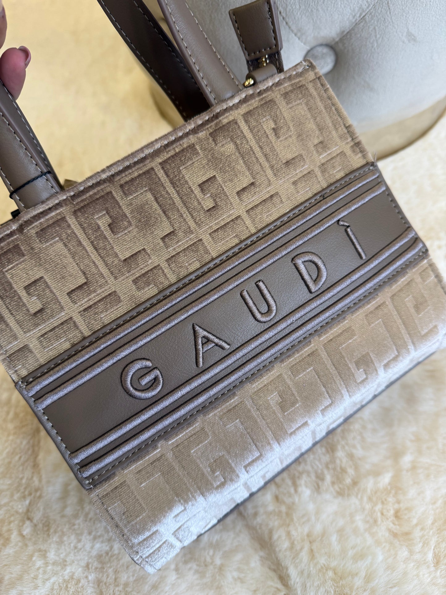 Borsa top handle tortora in velluto Gaudì con design elegante e impugnature robuste