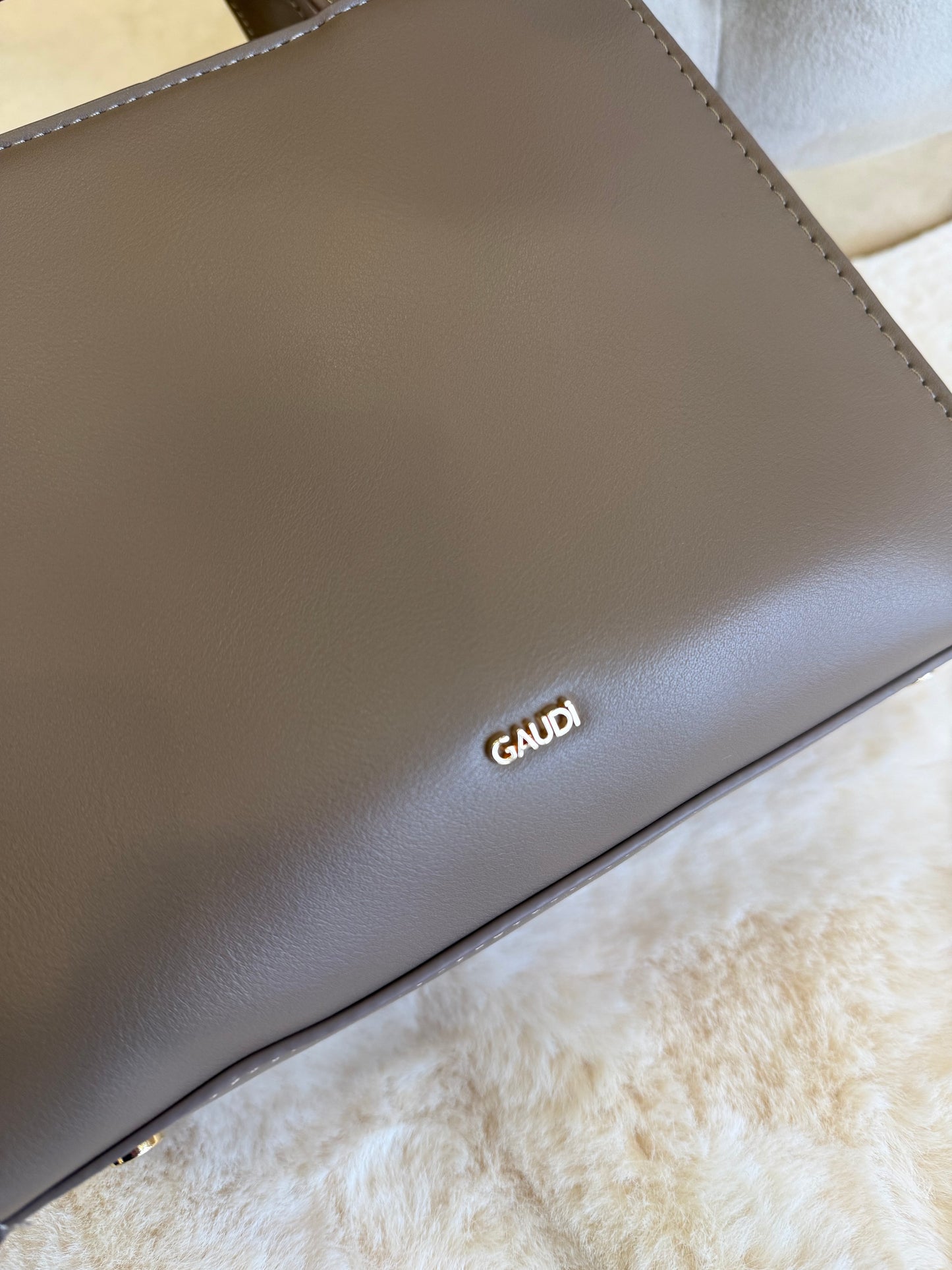 Borsa top handle tortora in velluto di Gaudì con elegante design e dettaglio del logo