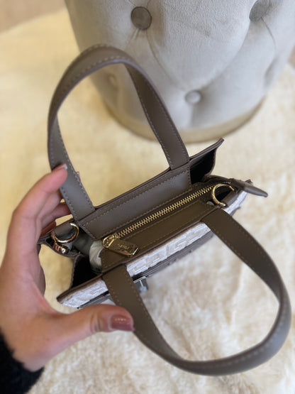 Interno della borsa top handle tortora in velluto Gaudì con tasca e zip