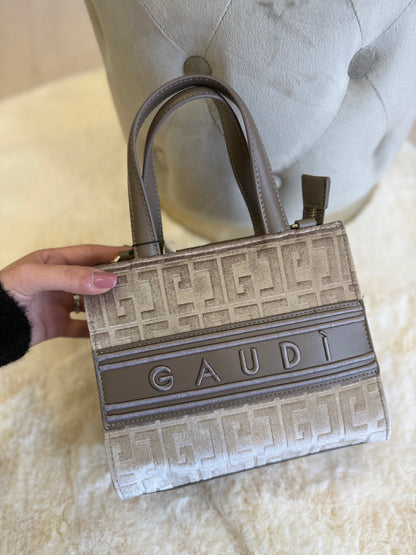 Borsa top handle tortora in velluto di Gaudì con dettagli eleganti e manici corti