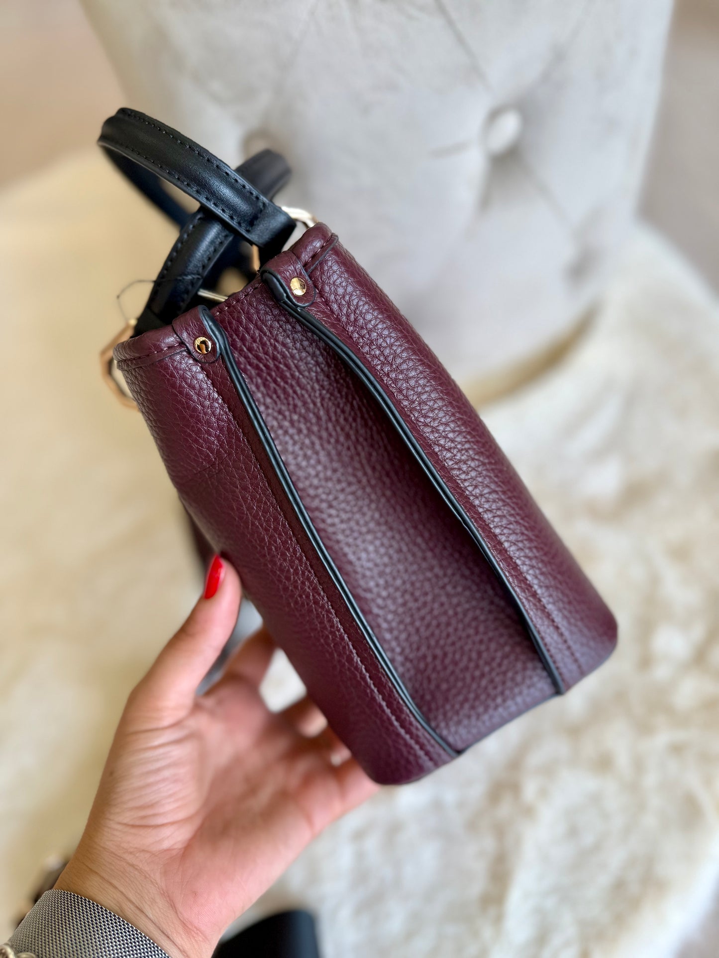 Borsa top handle vinaccia in similpelle con dettagli neri e pratico manico per un uso versatile