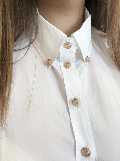 Camicia bianca aderente Gaudì con bottoni dorati per un look elegante e raffinato