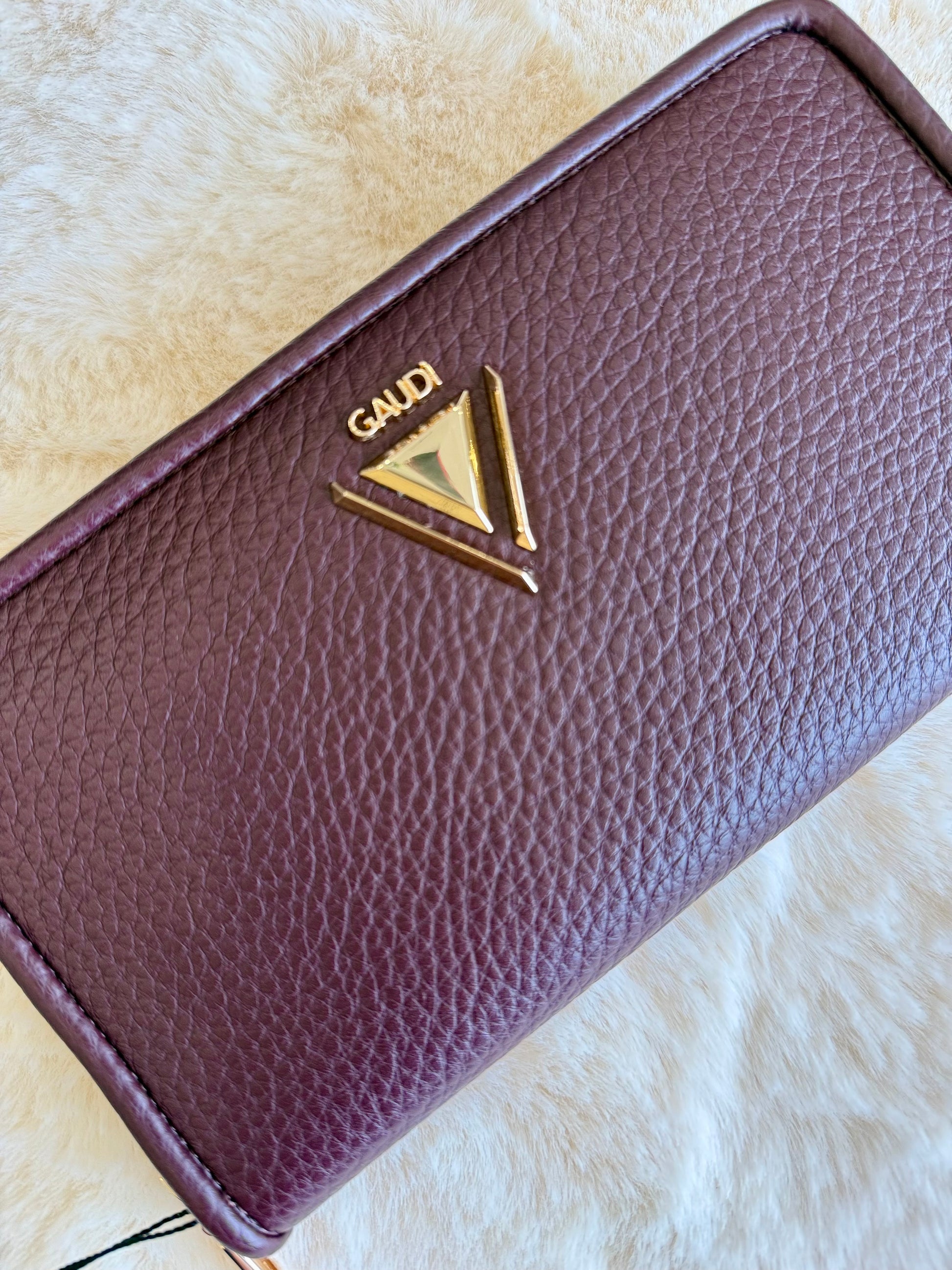 Portafoglio zip around vinaccia di Gaudì in pelle martellata con logo elegante
